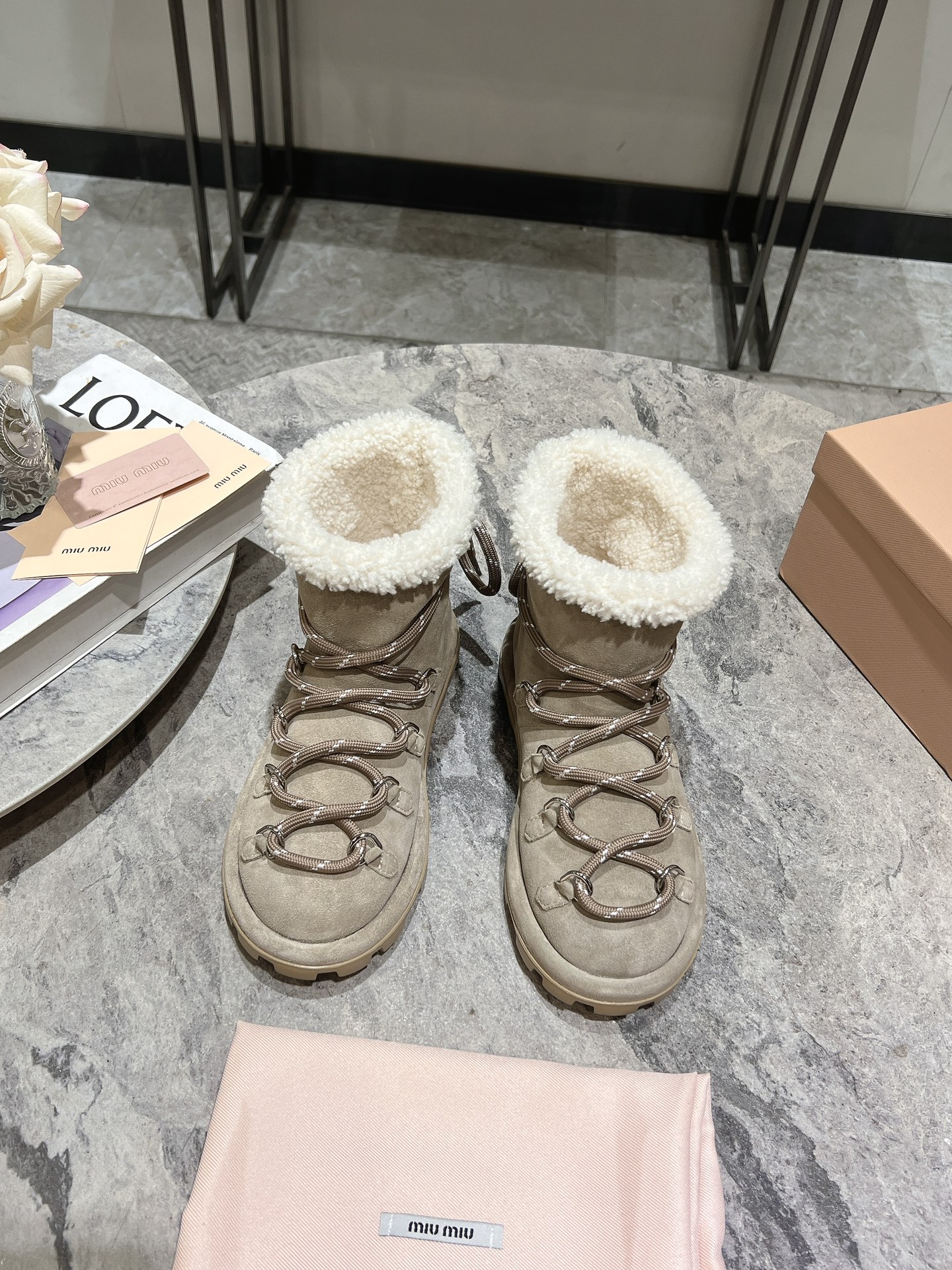 NO:478566,High-version MiuMiu/Miu Miu autumn and winter new series, women's snow boots, ski boots, fat toe boots!  It has the inner quality of light luxury, with a warm tone, comfortable to wear, can't let go of it, high-quality waterproof, anti-slip, and warm, and the upper lace-up decoration is full of fashion sense!  Love this winter!  Imported original reverse velvet leather with thickened lamb wool inside, exclusive molded tpu outsole, complete set of original packaging, size 35-39 (40 custom made without return), snow boots, miumiu, boots19860909高版本  MiuMiu/缪缪秋冬新款系列,女士雪地靴滑雪靴胖头靴！ 有轻奢的内蕴品质,自带温暖的腔调,材穿着舒服,爱不释手,高颜值高品质防水防滑巨保暖,鞋面系带装饰加持 满满的时尚感！ 这个冬天爱了！ 面料进口原版反绒皮 内里加厚羊羔毛 鞋底独家开模tpu大底 包装全套原版包装 码数35-39（40定制不退换）,雪地靴,miumiu,boots,Women's Shoes