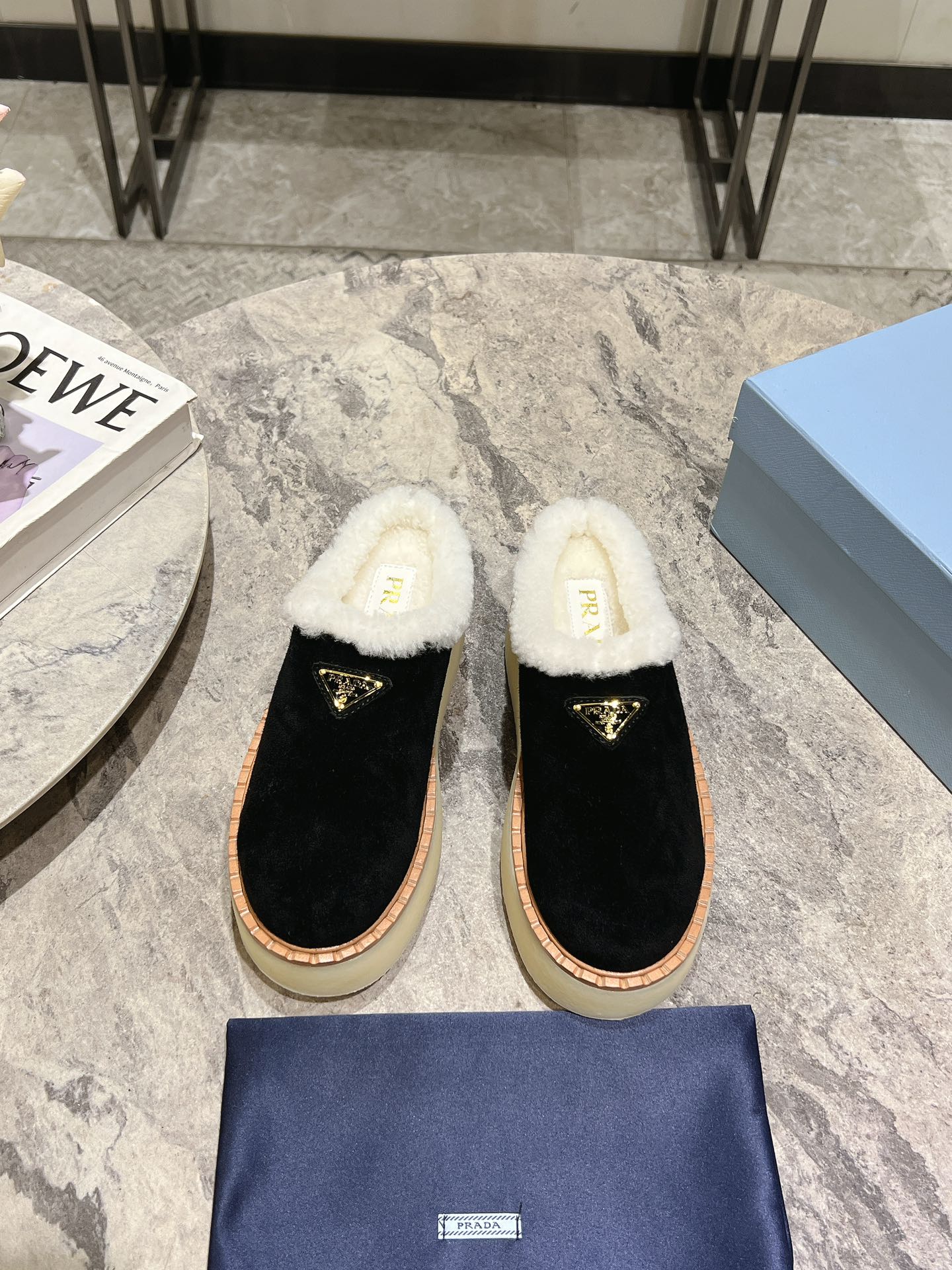 NO:592648,PARDA# Prada's new autumn and winter △ triangular logo thick-soled boots, lace-up snow boots, half-mugs, two-color polished cow velvet, real lamb hair, genuine leather welts, two-color TPU outsole, Size35-39 (40/41 customized, non-returnable), half-mug furry shoes, prada, boots19860909PARDA# 普拉达秋冬新款△三角标厚底靴 系带雪地靴半拖 双色擦色牛绒真羊羔毛 真皮沿条 双色TPU大底 Size35-39（40/41定做不退换）,半拖毛毛鞋,prada,boots,Women's Shoes