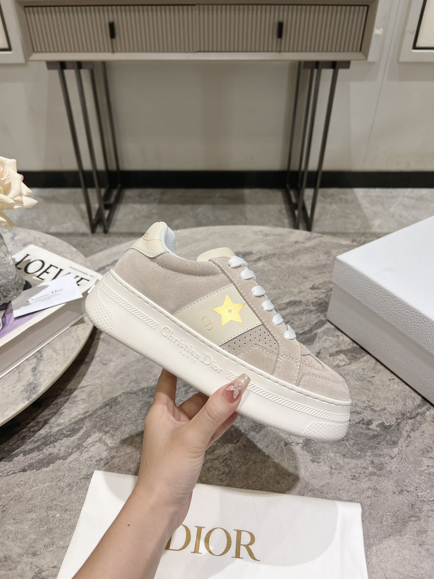 NO:469464,Dior 24 spring and summer CD sponge cake thick-soled casual sports shoes small white shoes!  Elaborately made of reverse velvet and white smooth cowhide leather, with gold/silver five-pointed star printed logo on the sides, the tongue, sole and back are decorated with various special details to enhance the style, while eyelet details, surface thread and rubber inserts highlight the dynamic charm of its sporty style, and can be matched with various clothing to create exquisiteness. The upper is made of original custom calfskin, wool lining/leaf original molded lp sole (super lightweight and not tired from the feet) Sole thickness: about 5.5cm Size: 35-39 (40.41 custom made without return) With original packaging, dior, dior, loro piano, sneakers, cowhide19860909Dior迪奥 24春夏CD松糕厚底休闲运动鞋小白鞋！ 采用反绒皮和白色光滑牛皮革精心制作,侧面饰以金色/银色五角星印花标志,鞋舌、鞋底和后侧饰以各种特色细节提升格调,而孔眼细节、缉面线和橡胶镶片更是突显其运动风格的动感魅力,可搭配各式服饰,打造精致. 鞋面采用原版定制小牛皮 羊毛内里/皮里 原版开模lp大底(超轻盈上脚不累) 底厚:约5.5cm 码数:35-39（40.41订做不退换） 配原版包装,,dior,dior,loro piana,sneakers,cowhide,Women's Shoes