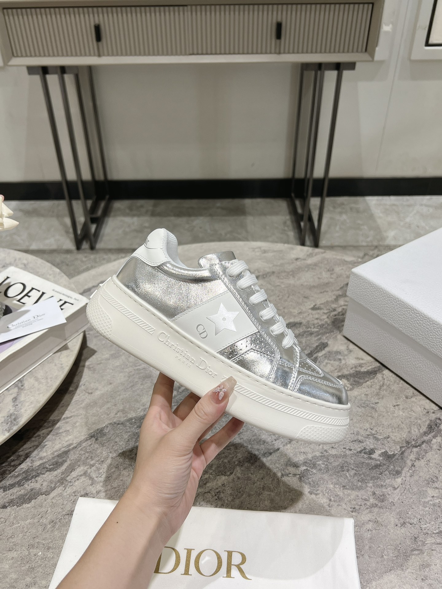 NO:469429,300Dior 24 spring and summer CD sponge cake thick-soled casual sports shoes small white shoes!  Elaborately made of reverse velvet and white smooth cowhide leather, with gold/silver five-pointed star printed logo on the sides, the tongue, sole and back are decorated with various special details to enhance the style, while eyelet details, surface thread and rubber inserts highlight the dynamic charm of its sporty style, and can be matched with various clothing to create exquisiteness. The upper is made of original custom calfskin, wool lining/leaf original open mold l outsole (super lightweight and not tired from the feet) Sole thickness: about 5.5cm Size: 35-39 (40.41 custom made without return) With original packaging, dior, dior, loro piano, sneakers, cowhide19860909300Dior迪奥 24春夏CD松糕厚底休闲运动鞋小白鞋！ 采用反绒皮和白色光滑牛皮革精心制作,侧面饰以金色/银色五角星印花标志,鞋舌、鞋底和后侧饰以各种特色细节提升格调,而孔眼细节、缉面线和橡胶镶片更是突显其运动风格的动感魅力,可搭配各式服饰,打造精致. 鞋面采用原版定制小牛皮 羊毛内里/皮里 原版开模l大底(超轻盈上脚不累) 底厚:约5.5cm 码数:35-39（40.41订做不退换） 配原版包装,,dior,dior,loro piana,sneakers,cowhide,Women's Shoes