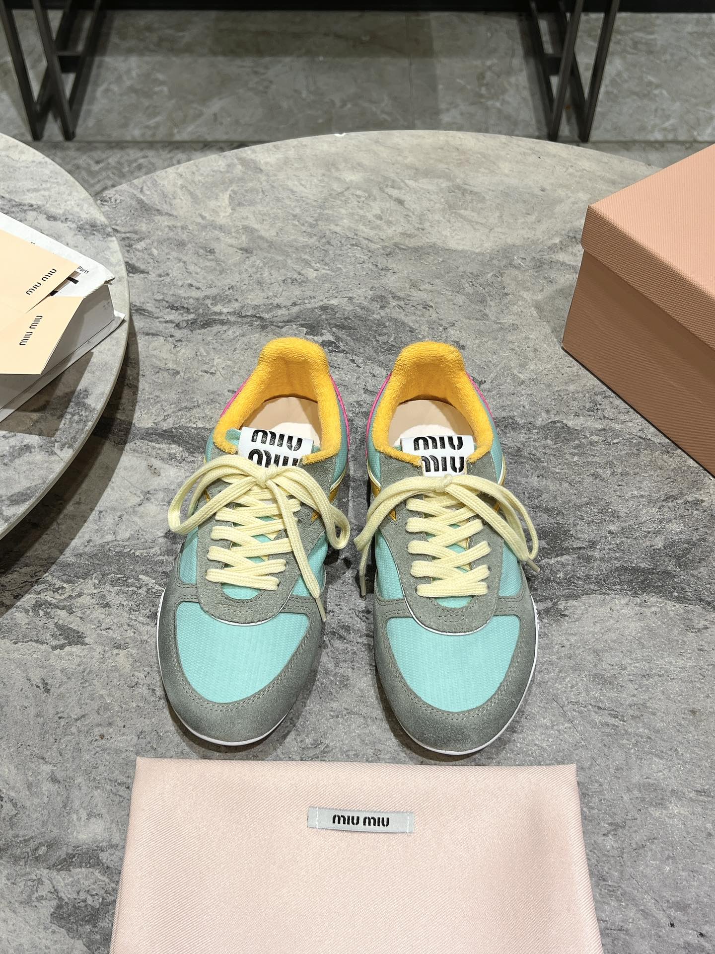 MiuMiu Schoenen Skateboardschoenen Wit Koeienhuid Zijde TPU Vintage Casual