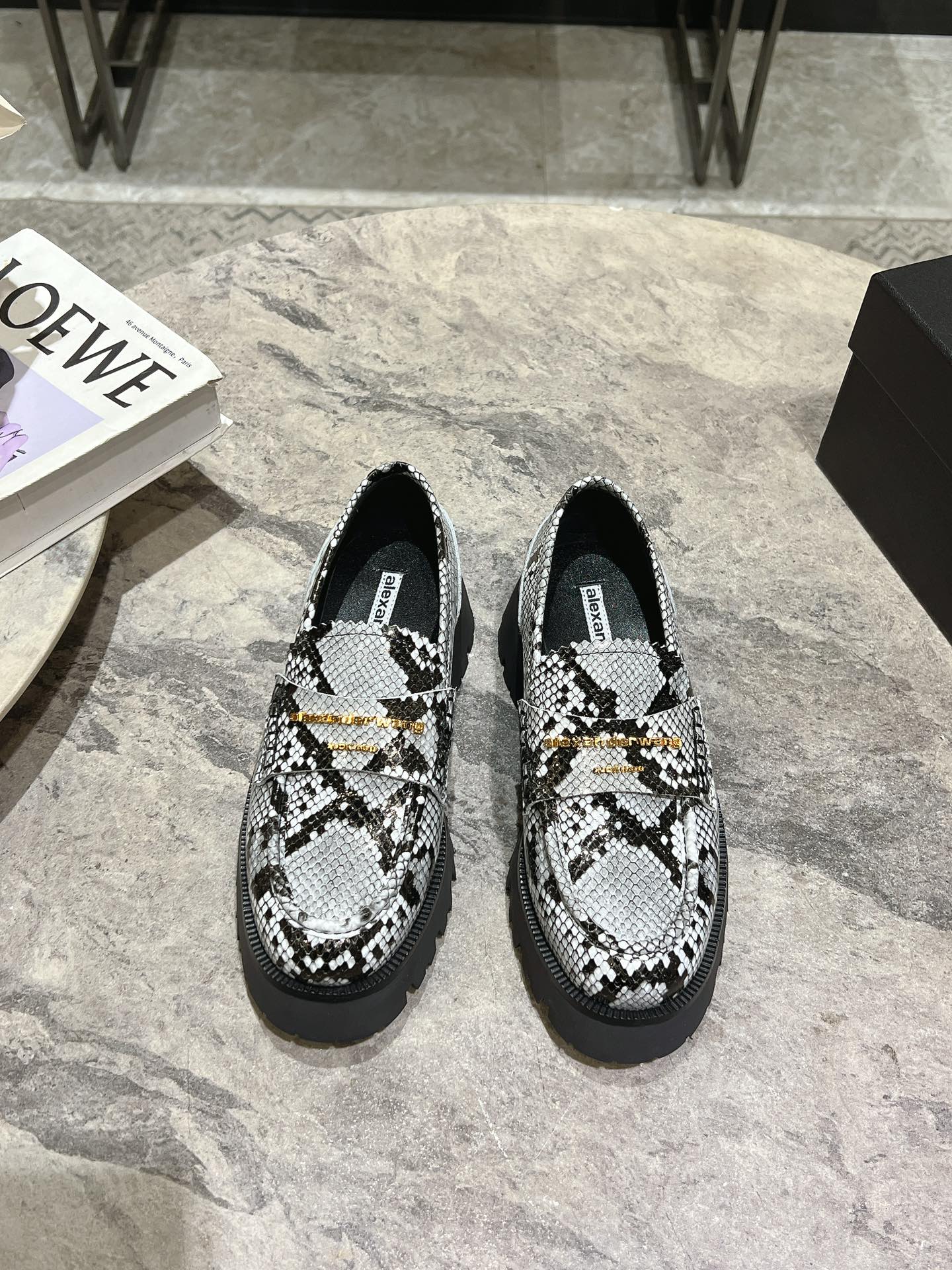 NO:921756,Alexander Wang loafers~~ Wang’s latest pair of platform platform loafers are definitely a must-have for leggings. They make you look taller and slimmer. They are black and classic and versatile~~ The high-gloss leather is paired with the iconic brand metal logo, and the 5.5cm thick-soled design makes it easy to have long legs!  Upper original open edge beaded cowhide + sheepskin splicing + 5.5cm thick sole 35-39 (40 customized) regular size, loafers, alexander wang, loafers, cowhide, sheepskin19860909Alexander Wang 乐福鞋~~ 大王最新款这双松糕厚底乐福鞋绝对是腿精必备神器 显高显瘦,黑色经典百搭王~~ 高光面皮搭配标志性的品牌金属徽标,加上5.5cm厚底设计轻松拥有大长腿！ 鞋面原版开边珠牛皮+羊皮拼接+5.5cm厚底 35-39 (40定做)正码,乐福鞋,alexander wang,loafers,cowhide,sheepskin,Women's Shoes