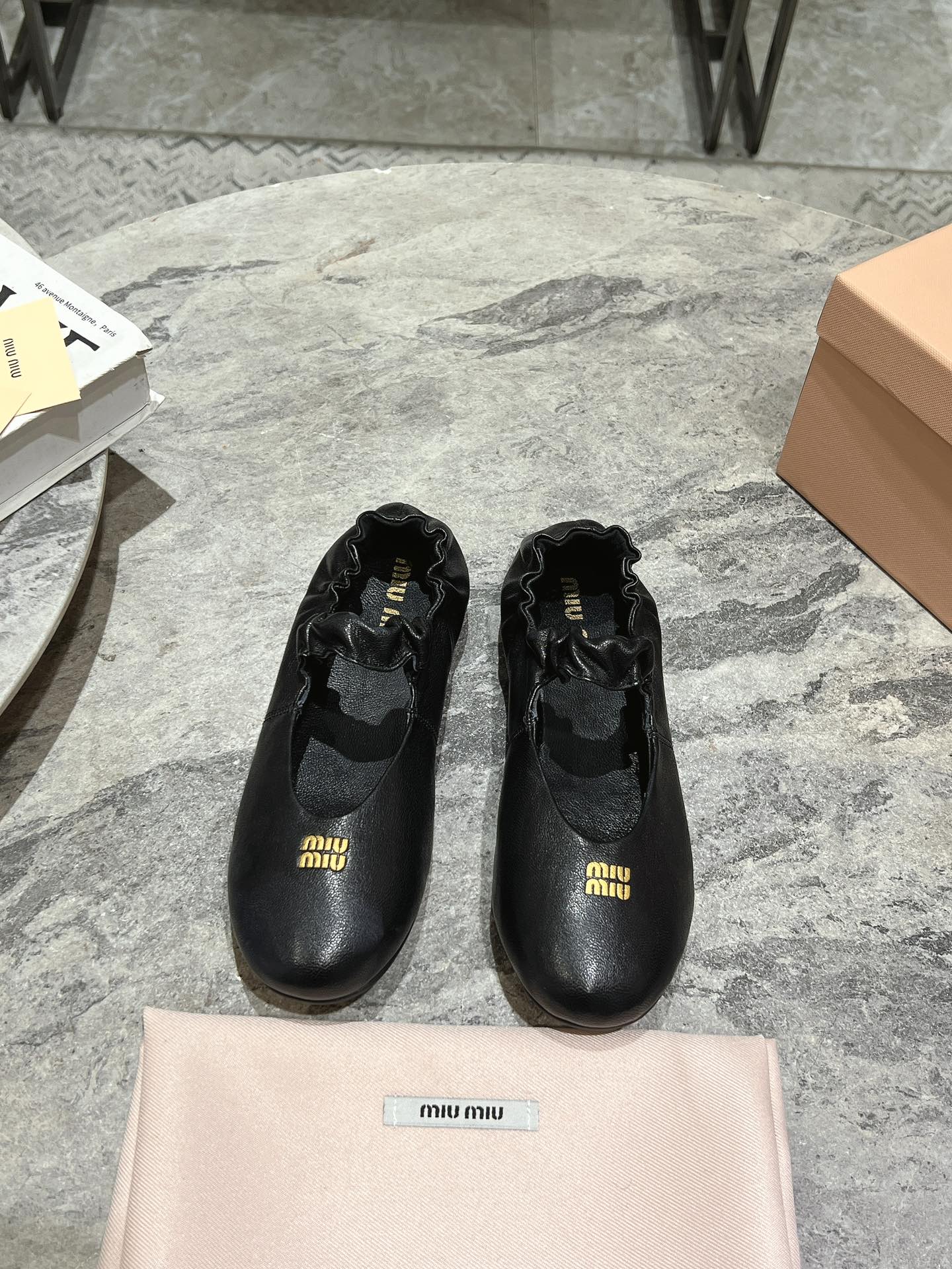 NO:546545,High-version MiuMiu/MuMiu 25ss Early Spring Show new style, one-foot lazy shoes, Mary Jane ballet shoes, flat single shoes, official spring and summer show new style, fashionable and versatile, salty and sweet, not polished at all, super age-reducing whether wearing barefoot or socks, super invincible and versatile!  (ZP development) Custom imported cowhide, inner sheepskin, original rubber outsole, size 35-39 (40 custom made, no return or exchange), ballet shoes, miumiu, mary jane, cowhide, sheepskin, socks19860909高版本  MiuMiu/缪缪25ss早春走秀新款一脚蹬懒人鞋玛丽珍芭蕾舞鞋·平底单鞋 官方春夏走秀新款,时髦百搭·即可咸又可甜·一点也不磨脚·无论光脚穿还是搭配袜子穿都超级减龄 超级无敌百搭！（ZP开发） 鞋面定制进口牛皮 内里羊皮 鞋底原版橡胶大底 码数35-39（40订做不退换）,芭蕾舞鞋,miumiu,mary jane,cowhide,sheepskin,socks,Women's Shoes