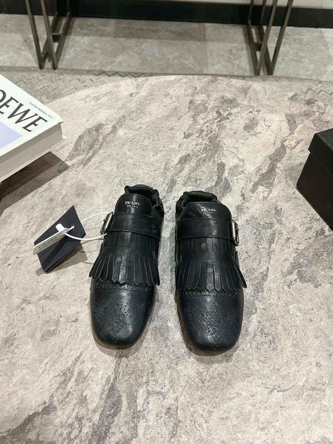 NO:228104,Top quality Prad* 25ss Prada catwalk retro tassel half slippers popular single shoes!  The catwalk style is retro and fashionable, casual and versatile, fashionable and casual, unique taste, everyone loves and easily controls it. It will explode every year. It is enough to conquer you, wear it, casual and fashionable, both without mistakes, simple and handsome on the feet Fabric: Custom waxy two-color calfskin Original color treatment effect Inner: Inner sheepskin Rubber beef tendon thick bottom Standard number: 35-39 (40.41 custom-made non-return and exchange) Standard code, semi-torque, prada, prada, slippers, cowhide, sheepskin19860909顶级品质Prad* 25ss 普拉达走秀款复古流苏半拖鞋单鞋爆款！走秀款 复古感时髦满满 随意百搭 时尚休闲 独到味道,人人都爱也轻松驾驭 每年都会爆.足以征服你,穿上它,休闲时髦 两不失误 上脚简单帅气 面料:定制蜡感双色小牛皮 原版擦色处理效果 内里:内里羊皮 橡胶牛筋厚底 标准码数:35-39（40.41定制不退换)标准码,半拖,prada,prada,slippers,cowhide,sheepskin,Women's Shoes