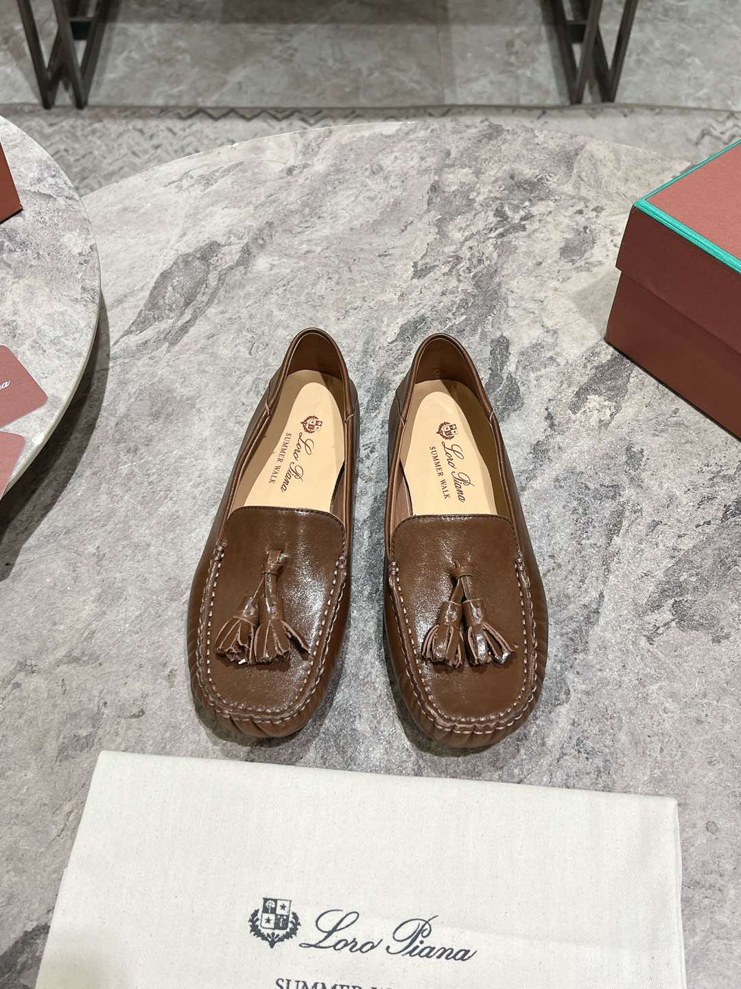 NO:130008,Top high-end version, hot products are coming, LP official website new products are released on Loro Piana (the same sewn beanie shoes on the official website, the highest quality lp women's classic beanie shoes, high-end driving shoes, full packaging! Material imported high-quality top layer cowhide/velvet, imported high-quality water-dye cowhide footbed   wear-resistant beanie sole Features high-end comfort purely handmade to create the perfect shoes that suit you Size: 35-39 (40.41 custom made) standard size, single shoes, loro pigeana, loro pigeana, cowhide19860909顶级高版本 爆款来袭 LP官网新品发售Loro Piana(官网同款缝制豆豆鞋 最高品质lp女士经典豆豆鞋,高端开车鞋,配全套包装！  材质进口优质头层牛皮/绒,进口优质水染牛皮垫脚 耐磨豆豆底 特点高档舒适 纯手工制作  打造最适合您的的完美鞋履  码数:35-39(40.41定做)标准码,单鞋,loro piana,loro piana,cowhide,Women's Shoes