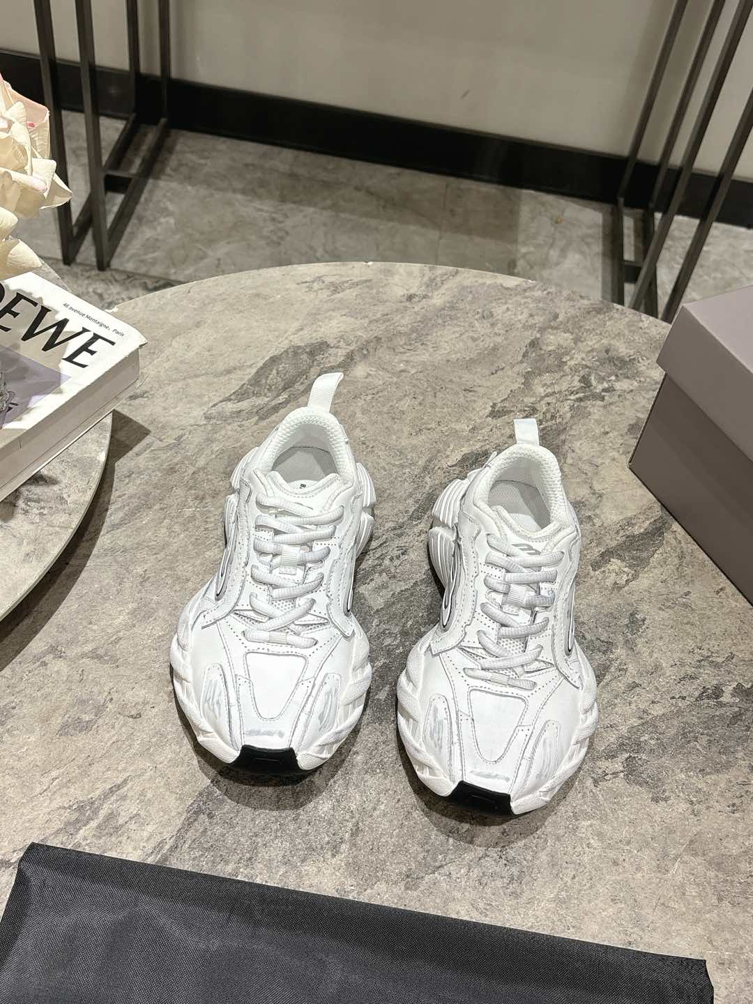 NO:129996,Women, men 20. Balenciaga latest hit Sneaker series Casual dad shoes Sports shoes The overall shoe shape draws on the creative ideas of the two shoe shapes, Balenciaga Track and Balenciaga Runner, which is equivalent to removing the outer frame of the Track shoe body and inheriting Runner's streamlined shape and Track flat toe. Original custom imported cowhide fabric Original mold opening ultralight MD combination Super lightweight super comfortable Size35-44 (female size 40, male size 45 customized without return or exchange), casual shoes/sports shoes, balenciaga, balenciaga, sneakers, cowhide19860909女 男20. Balenciaga 巴黎世家最新爆款 Sneaker系列 休闲 老爹鞋 运动鞋  整体鞋型汲取了Balenciaga Track和Balenciaga Runner两款鞋型的创作思路 相当于把 Track鞋身的外框拆了下来 同时继承了 Runner的流线造型和 Track扁平的鞋头. 原版定制进口牛皮面料 原版开模超轻MD组合 超级轻 超级舒适 Size35-44（女码40,男码45订做不退换）,休闲鞋/运动鞋,balenciaga,balenciaga,sneakers,cowhide,Women's Shoes