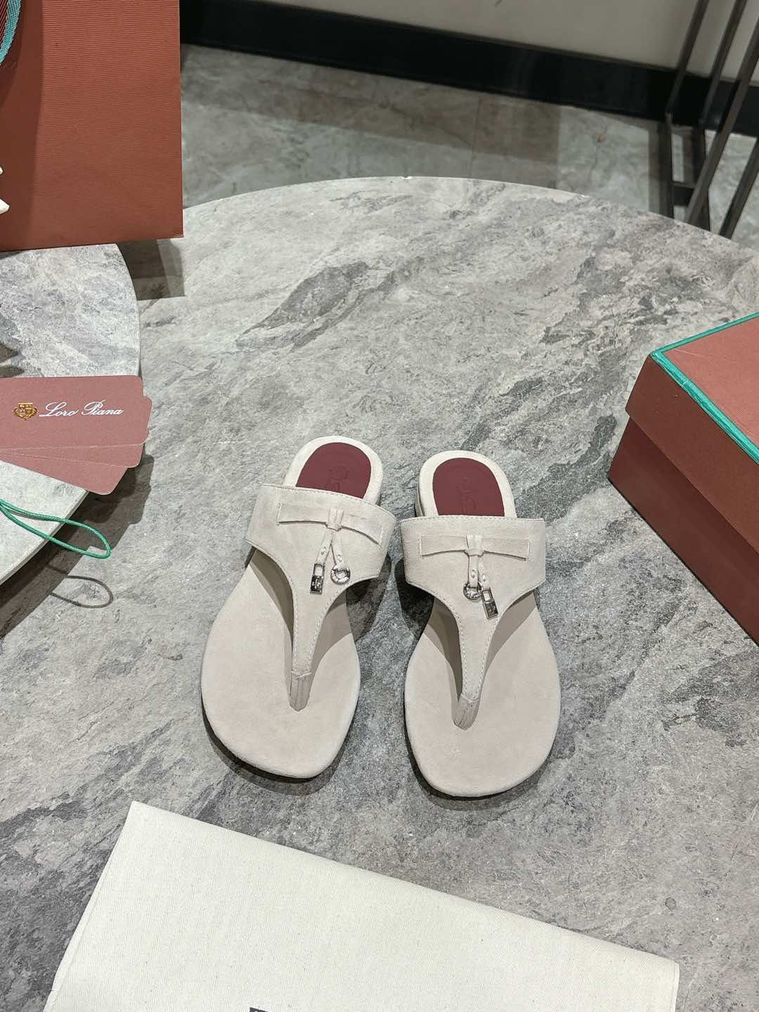 NO:129983,Loro Piana's classic hit lp top version, British foot-clip slippers sandals. It turns out that this is the legend that the foot-clip sandals will not be tired even if they walk 20,000 steps. They will be completely lost when they are on their feet. The minimalist design is eye-catching and attractive, and the outfit is a plus for the outfit. The soft foot feel is outstanding, and it will not be polished. It is nice to match it with soft and glutinous soles. It is not tiring to wear it for a long time. Who can refuse a pair of versatile and beautiful loafers?  It’s simply too elegant, and you have both the feel and texture of your feet. The key is to make your legs look longer and not tired. The main one is just right!  Material upper imported matte leather, original matte leather inside (the fabric bag midsole is all matte leather) Outsole Italian genuine leather sole size 35-39 (customized for 40.41), slippers sandals, loro piana, loro piana, loafers, sandals, slippers19860909Loro Piana经典爆款出品lp顶级版本 英伦夹脚拖鞋凉鞋 原来这就是传说走两万步都不会累脚的夹脚凉鞋把颜值和脚感都拿捏住了,上脚一走就会被彻底沦陷～极简的设计吸睛耐看,穿搭加分项呀 软乎乎的脚感质感出众,不会磨脚就很nice搭配软软糯糯的鞋底,日常通行久穿不累哦 谁能拒绝得了一双百搭又好看的乐福鞋呢？简直不要太气质,脚感和质感都拿捏,关键是显腿长不累脚,主打的就是一个刚刚好！ 材质鞋面进口磨砂皮 内里原版磨砂皮（面料包中底都是磨砂皮） 大底意大利真皮鞋底 码数女码35-39（40.41定做）,拖鞋凉鞋,loro piana,loro piana,loafers,sandals,slippers,Women's Shoes