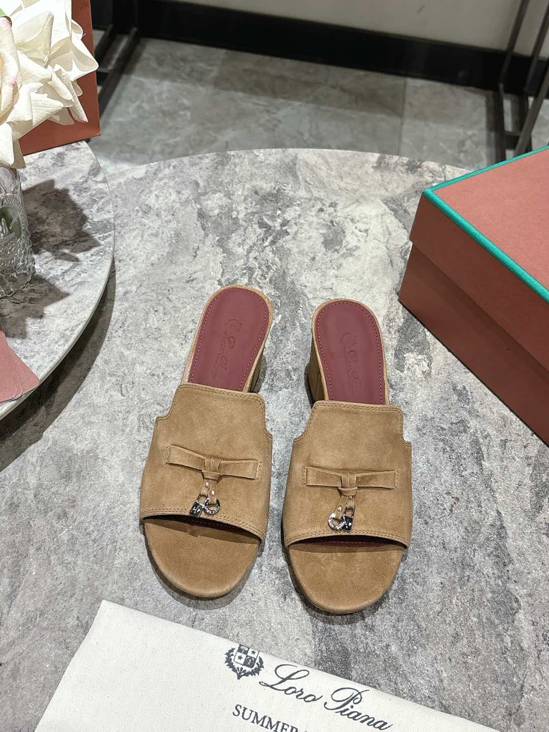 NO:233190,Loro Pian* supplies classic hot lp top versions in stock. British short heel slippers are the legend that you won’t be tired even if you walk 20,000 steps. You will be completely caught by the appearance and foot feeling. The minimalist design is eye-catching and durable, and the outfit is a plus point. The soft foot feel is outstanding, and it won’t be worn out if you don’t grind your feet. It’s nice to wear it. It’s not tiring for a soft and glutinous soles. It’s not tiring for a long time to wear. Who can refuse a pair of versatile and beautiful looks. It’s just too temperament. The foot feel and texture are both grasped. The key is to make your legs look longer and not tired. The main one is just right!  Material deer leather, inner water dyed beef, midsole cowhide midsole, heel height 5CM, original single leather sole, size 35-39 (40 41 42 customized, no return or replacement), slippers, loro piana, loro piana, slippers, cowhide19860909Loro Pian*现货供应经典爆款lp顶级版本 英伦矮跟拖鞋原来这就是传说走两万步都不会累脚的颜值和脚感都拿捏住了,上脚一走就会被彻底沦陷～极简的设计吸睛耐看,穿搭加分项呀 软乎乎的脚感质感出众,不会磨脚就很nice搭配软软糯糯的鞋底,日常通行久穿不累哦 谁能拒绝得了一双百搭又好看的简直不要太气质,脚感和质感都拿捏,关键是显腿长不累脚,主打的就是一个刚刚好！ 材质鹿皮 内里水染牛里 中底牛皮中底 跟高5CM 大底原单真皮底 码数女码35-39（40 41 42定制不退不换）,拖鞋,loro piana,loro piana,slippers,cowhide,Women's Shoes