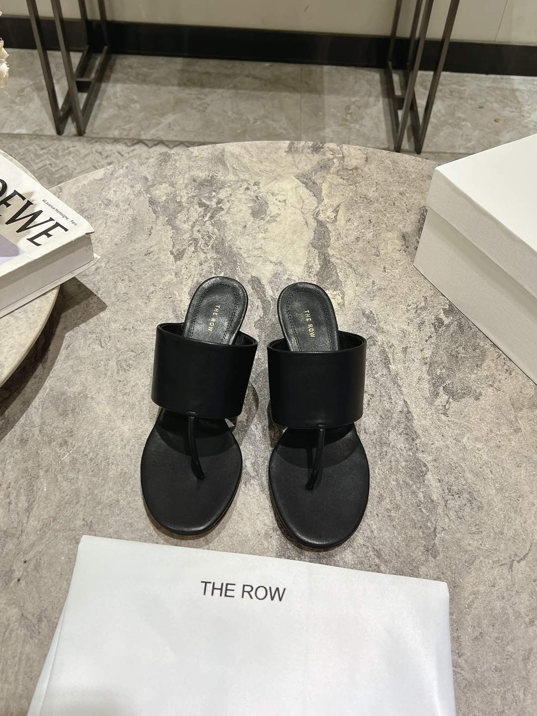 NO:165759,Therow mid-heel slippers, foot-clip flops, you will immediately be amazed by one of your slippers. TR slippers, even if you close your eyes, you won’t regret everything is so just right!  Custom imported calf leather, imported sheepskin, sole genuine leather outsole, heel height 6.5CM, size 35-39 (40 can be customized without return and exchange), slippers, slippers, cowhide, sheepskin, Leather soles19860909Therow中跟拖鞋 夹脚人字拖 上脚马上会惊艳到你的一款拖鞋TR拖鞋闭眼入都不会后悔一切那么恰到好处！ 鞋面定制进口小牛皮 内里进口绵羊皮 鞋底真皮大底 跟高6.5CM 码数35-39（40可定做不退换）,拖鞋,slippers,cowhide,sheepskin,Leather soles,Women's Shoes