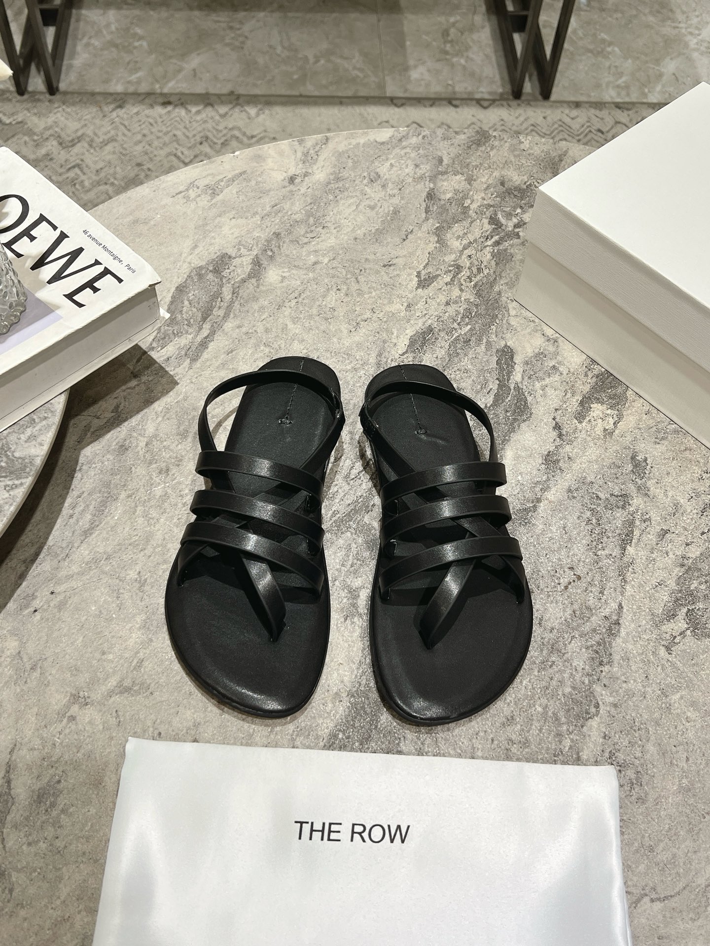 NO:228203,The row The leather minimalist and versatile flat sandals are really the most comfortable style I have ever worn, so soft!  The socks must take it away. It has a high-end and simple feeling, in fact, in addition to being beautiful, its comfort is really easy to wear so hard that it is reluctant to take it off!  Matched with jeans, suit pants, skirts are not inconsistent, original fabric cowhide, original consistent TPU sole, Size35-39 (40 customization, no return or replacement), sandals, sandals, skirts, jeans, business suit, cowhide19860909the row 真皮极简百搭平底凉鞋鞋脚真的是史上我穿过最最舒服的款式太柔软啦！ 磨脚星人一定要收了它 有一丢高级又简约的感觉其实除了好看以外它的舒适度真的是好穿到舍不得脱下来啦！ 搭配牛仔裤 西装裤 半身裙都毫无违和感 面料原版牛皮 鞋底原版一致TPU鞋底 Size35-39（40定制不退不换）,凉鞋,sandals,skirts,jeans,business suit,cowhide,Women's Shoes