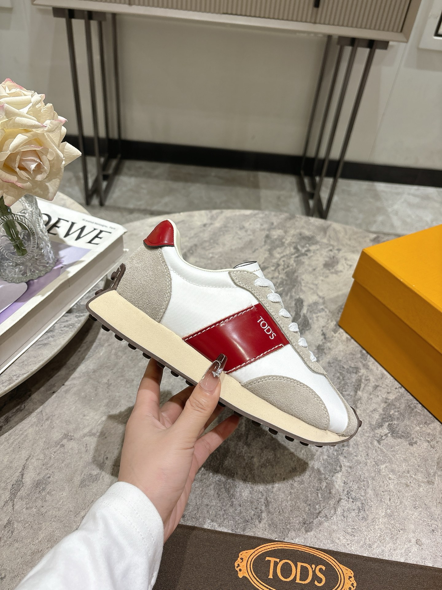 NO:173905,TOD'S new sports forrest shoes on cloth. The biggest eye-catching feature of this model is its extremely high color saturation!  Its rich color   contrasting color splicing design is full of sunshine and vitality. This power can even infect people around you, making people feel happy and dynamic. The material is spliced ​​with calfskin and nylon fabric, inherited the classics and at the same time gives a modern concept. The shoe is lined with elastic cushions!  Excellent comfort on it!  The sole and heel are made of large rubber particles, and are designed with the shoe body in one go, which is smooth and light, and more elastic!  Maintain energy while helping the feet to cushion, which can meet any daily wear and comfort and elegance coexist, a style that cannot be missed this season. Size women's size 35-39 (customized for 40), casual shoes/sports, Tod's, sneakers, cowhide19860909布面 TOD'S新品运动阿甘鞋. 这款最大醒目之处就是颜色饱和度极高！及其浓郁的色彩＋撞色拼接的设计充满阳光活力,这股力量甚至可以感染到身边的人,使人心情愉悦,动感十足. 材质小牛皮与尼龙织物拼接而成,传承了的经典,同时赋予了现代的概念,鞋内衬有弹力气垫！穿上舒适度极佳！ 鞋底和后跟为橡胶材质大颗粒豆豆,与鞋身设计一气呵成,平稳轻便,更有弹性！维持能量的同时又可以帮助双脚缓冲,可满足任何日常的穿着搭配,舒适与优雅并存,本季不容错过的款式. size女码35-39(40定做),休闲鞋/运动鞋,Tod's,sneakers,cowhide,Women's Shoes