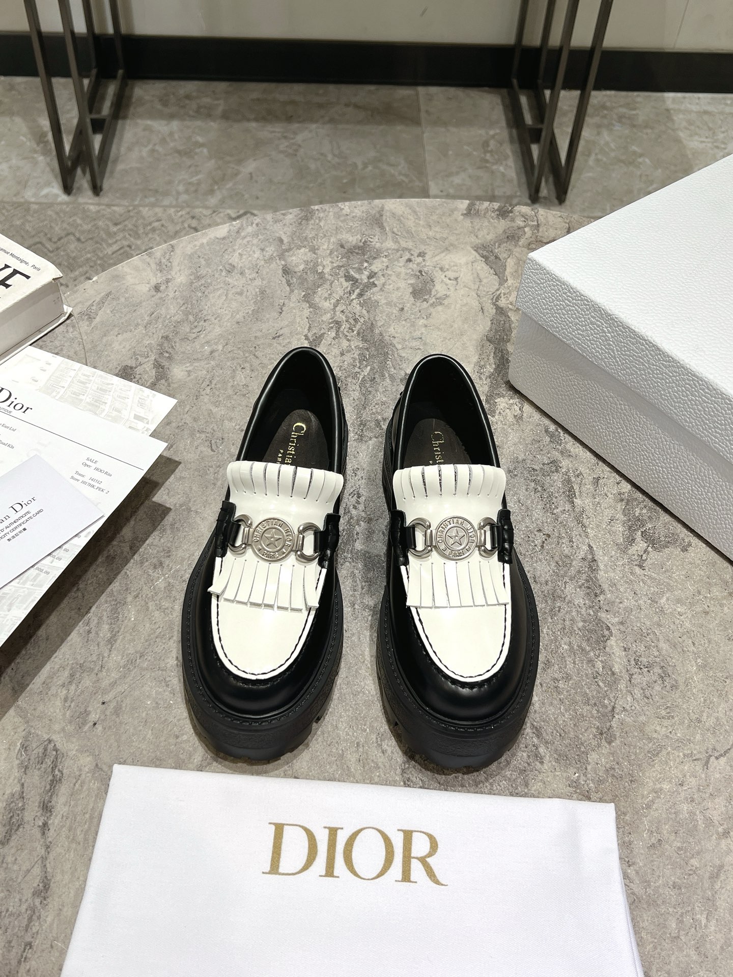 NO:228198,Dior's new early spring tassel loafers are made of black calfskin to create the shoe body, paired with white leather tassels to show the contrasting layering. The tassels are decorated with silver Lucky Star metal round cards, which are very exquisite. They are comfortable and beautiful to wear and good to match. They can be worn in spring, summer, autumn and winter!  Materials and craftsmanship, imported beaded cowhide, inner water dyed cowhide, sole up foam sole size35-39 (40.41 custom made without return), loafers, dior, dior, loafers, cowhide19860909Dior迪奥早春新款流苏乐福鞋 采用黑色小牛皮打造鞋身 搭配白色皮革流苏 展现出撞色的层次感 流苏上点缀了银色幸运星金属圆牌 十分精致 穿着舒适好看而且好搭配 春夏秋冬都以穿！ 材料与工艺 鞋面进口开边珠牛皮 内里水染牛皮 鞋底up发泡底 size35-39 (40.41定做不退换),乐福鞋,dior,dior,loafers,cowhide,Women's Shoes