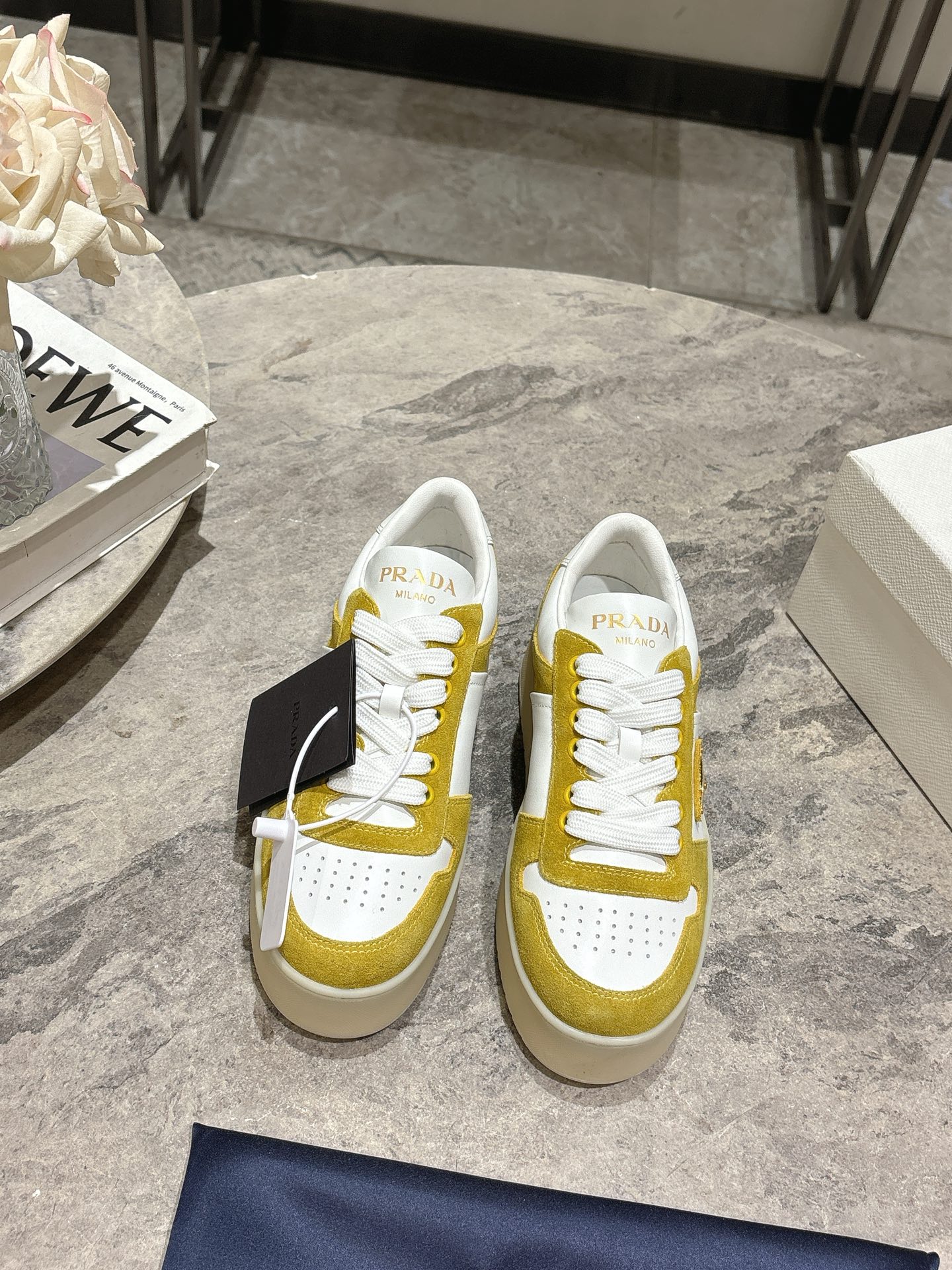 NO:682472,Prada Spring and Summer Latest Thick-soled Triangle Logo Casual Sports Shoes Original purchase, development and production. This leather sports shoe is fashionable and simple, showing the full integration of minimalist style and sports personality. With classic cotton laces and lightweight rubber soles, the enameled triangle metal logo adds a unique charm. A proper height-increasing artifact. The fabric is high mercerized cow suede. The lining is imported soft cowhide. The sole is TPU infused outsole. Original two-color ultra-light. Height 5cm.  Size: 35-39 (40.41 custom-made, non-refundable), casual shoes/sports shoes, prada, prada, sneakers, cowhide19860909Prada普拉达 春夏最新 厚底三角标 休闲 运动鞋 原版购入开发 做货 这款皮革运动鞋时尚简洁,展现出极简风格和运动个性的充分融合. 搭配经典的棉质鞋带和轻便的橡胶鞋底,涂珐琅三角形金属徽标增添别具一格的魅力妥妥的增高神器 面料高丝光牛反绒 内里进口柔软牛皮 鞋底TPU灌注大底 原版双色超轻 高度5cm Size: 35-39（40.41订做不退换）,休闲鞋/运动鞋,prada,prada,sneakers,cowhide,Women's Shoes