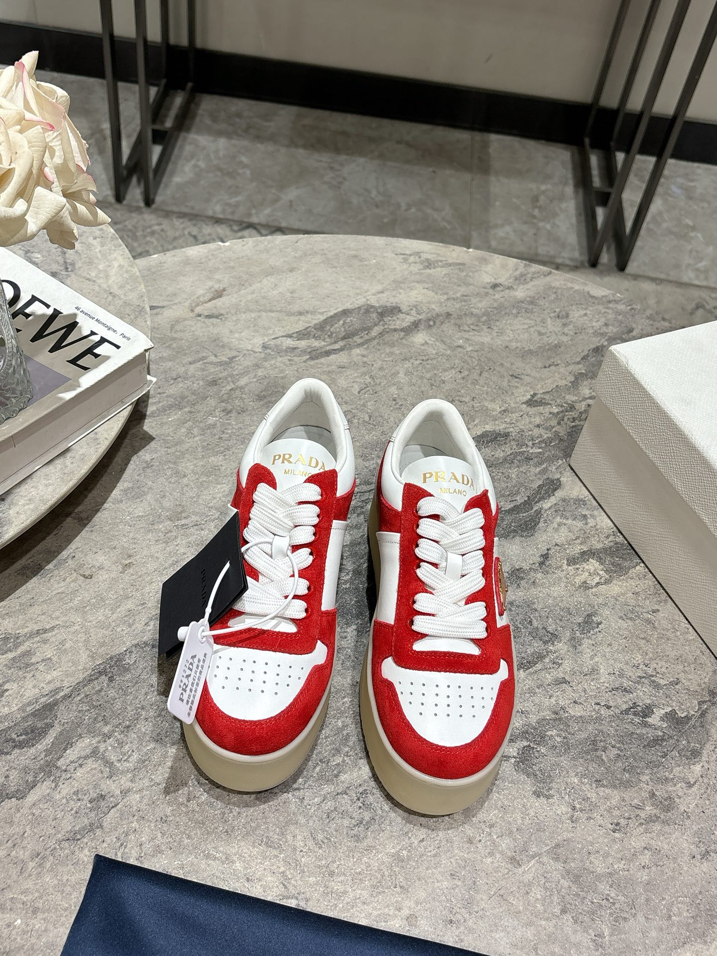 NO:682478,Prada Spring and Summer Latest Thick-soled Triangle Logo Casual Sports Shoes Original purchase, development and production. This leather sports shoe is fashionable and simple, showing the full integration of minimalist style and sports personality. With classic cotton laces and lightweight rubber soles, the enameled triangle metal logo adds a unique charm. A proper height-increasing artifact. The fabric is high mercerized cow suede. The lining is imported soft cowhide. The sole is TPU infused outsole. Original two-color ultra-light. Height 5cm.  Size: 35-39 (40.41 custom-made, non-refundable), casual shoes/sports shoes, prada, prada, sneakers, cowhide19860909Prada普拉达 春夏最新 厚底三角标 休闲 运动鞋 原版购入开发 做货 这款皮革运动鞋时尚简洁,展现出极简风格和运动个性的充分融合. 搭配经典的棉质鞋带和轻便的橡胶鞋底,涂珐琅三角形金属徽标增添别具一格的魅力妥妥的增高神器 面料高丝光牛反绒 内里进口柔软牛皮 鞋底TPU灌注大底 原版双色超轻 高度5cm Size: 35-39（40.41订做不退换）,休闲鞋/运动鞋,prada,prada,sneakers,cowhide,Women's Shoes