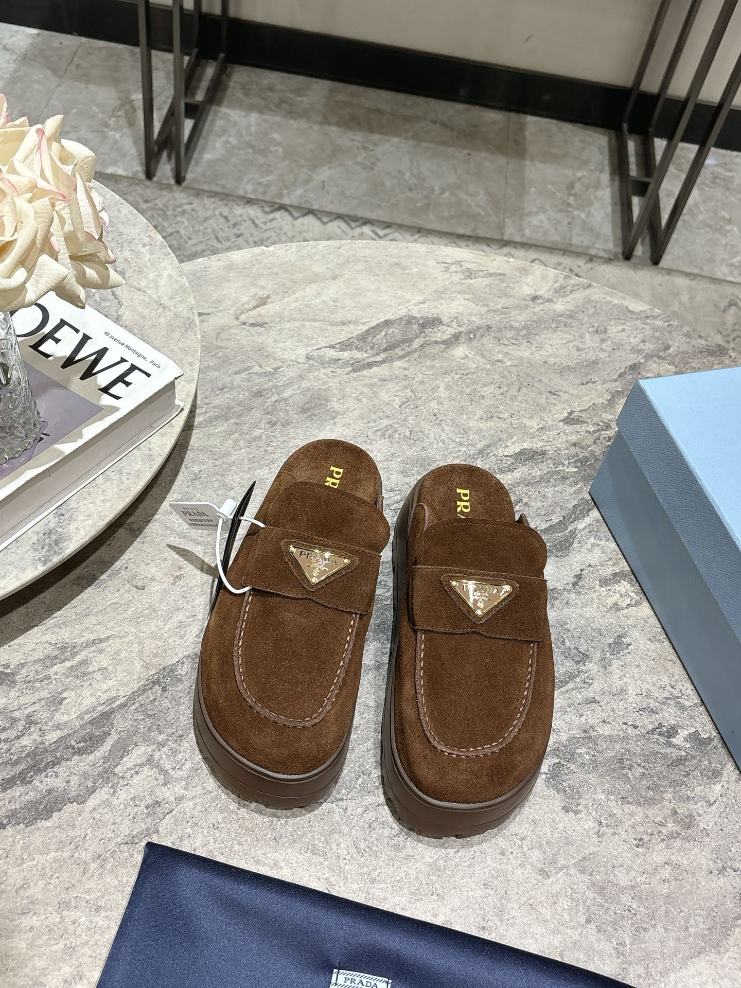 NO:493975,, Prada 25Ss spring and summer new Prad* triangle-shaped toe semi-torque mules. This mules are made of soft leather and paired with leather lining, giving a modern and versatile silhouette. The upper is embellished with an enamel triangle metal logo, while the rubber-grained sole adds a casual and sporty atmosphere to the entire design. Upper is beef, inner sheepskin, foamed sole, anti-slip sole, size 35-39 (40, 41 customized), semi-torque, prada, prada, sheepskin19860909, 普拉达25Ss春夏新款Prad*三角标包头半拖穆勒鞋 这款穆勒鞋选用柔软的皮革打造,搭配皮革衬里,呈现现代百搭廓形.鞋面点缀涂珐琅三角形金属徽标,而橡胶纹路鞋底为整个设计平添休闲运动气息. 鞋面牛猄 内里羊皮里 鞋底发泡防滑鞋底 码数35-39（40,41定做）,半拖,prada,prada,sheepskin,Women's Shoes