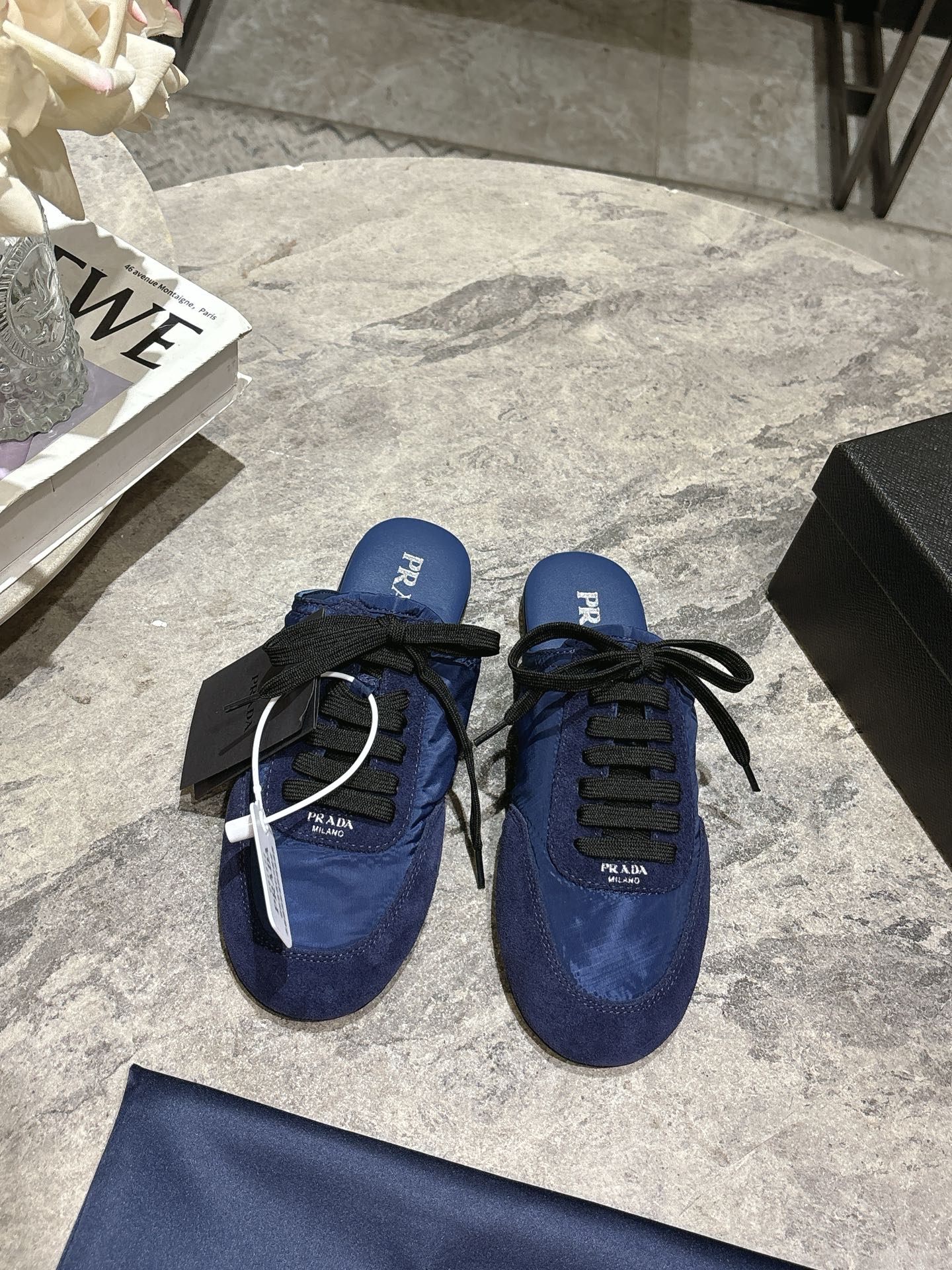 NO:235314,Semi-touch Prada Spring and Summer Show thin-sole German training shoes for women, 25ss Show style with the highest outbound rate. Suede upper has texture, sheepskin wrapped inside, soft and glutinous. Thick insole lambskin, extremely comfortable to put on, supportive and well wrapped. Shoe-shaped wrapping feels full, light and easy to wear, a practical casual shoe, original open mold rubber sole Size35-39 (40 41 custom made without return), semi-touch, prada, prada, sheepskin, chamois leather19860909半拖 Prada 普拉达春夏秀款薄底德训鞋半拖女 25ss秀款出境率最高的单品 鞋面麂皮有肌理感,内里羊皮包裹,软软糯糯的 鞋垫加厚小羊皮,踩上去无比舒适,有支撑感,又包裹得很好的感觉 鞋型包裹感十足,轻便好穿实用的一款休闲鞋,原版开模橡胶大底 Size35-39（40 41订做不退换）,半拖,prada,prada,sheepskin,chamois leather,Women's Shoes