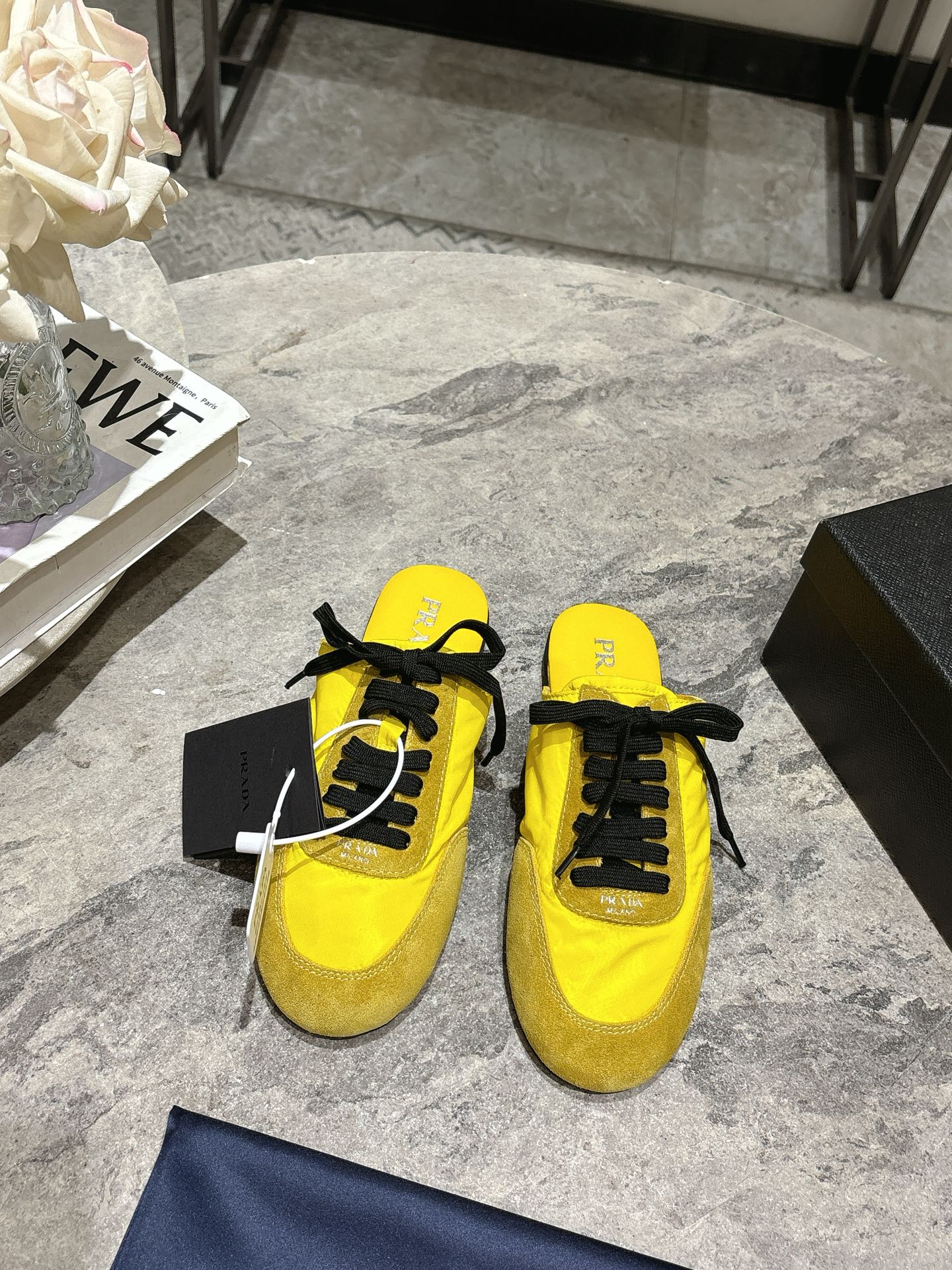 NO:235315,Semi-touch Prada Spring and Summer Show thin-sole German training shoes for women, 25ss Show style with the highest outbound rate. Suede upper has texture, sheepskin wrapped inside, soft and glutinous. Thick insole lambskin, extremely comfortable to put on, supportive and well wrapped. Shoe-shaped wrapping feels full, light and easy to wear, a practical casual shoe, original open mold rubber sole Size35-39 (40 41 custom made without return), semi-touch, prada, prada, sheepskin, chamois leather19860909半拖 Prada 普拉达春夏秀款薄底德训鞋半拖女 25ss秀款出境率最高的单品 鞋面麂皮有肌理感,内里羊皮包裹,软软糯糯的 鞋垫加厚小羊皮,踩上去无比舒适,有支撑感,又包裹得很好的感觉 鞋型包裹感十足,轻便好穿实用的一款休闲鞋,原版开模橡胶大底 Size35-39（40 41订做不退换）,半拖,prada,prada,sheepskin,chamois leather,Women's Shoes