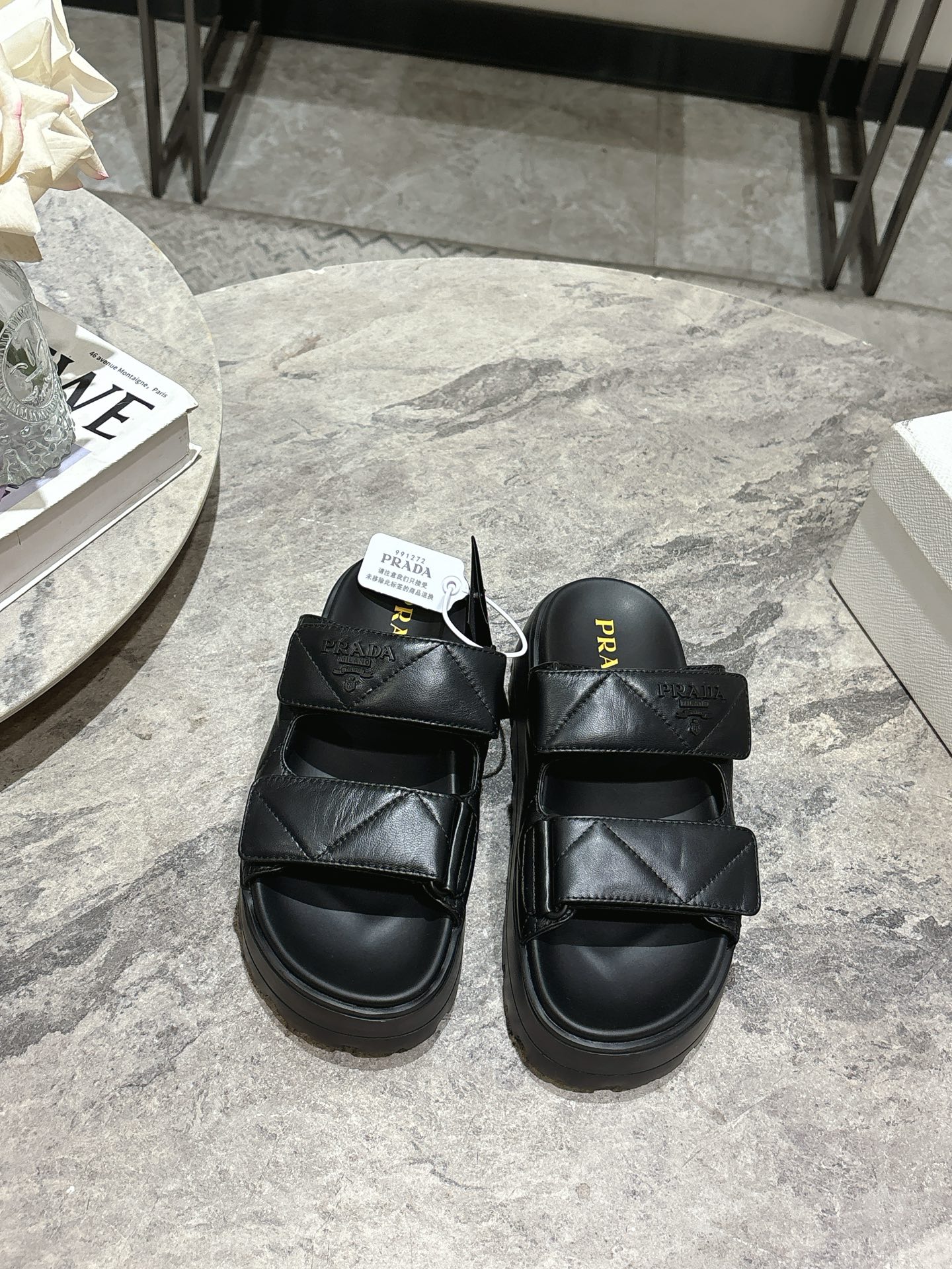 NO:437613,Prada 25 spring and summer thick-soled diamond sandals Prada thick-soled logo sandals slippers simple, atmospheric and fashionable, unpredictable, is the classic of the fashion circle that never fades away. The retro British style allows you to wear a different temperament. Fabric: imported super soft sheepskin/original hardware Inner: sheepskin inner/foot-pad sheepskin Original foaming ultra-light non-slip sole Size 35-39 (40.41 custom made without return or replacement), slippers sandals, prada, prada, sandals, slippers, sheepskin19860909Prada普拉达25春夏厚底菱格凉拖 Prada厚底徽标凉鞋拖鞋简约大气时髦耐看不过时是时尚圈永不退潮的经典所在,复古的英伦风格,让你穿出不一样的气质 面料:进口超软羊皮/原版五金 内里:羊皮内里/垫脚羊皮 原版发泡超轻防滑大底 码数35-39（40.41订做不退不换),拖鞋凉鞋,prada,prada,sandals,slippers,sheepskin,Women's Shoes