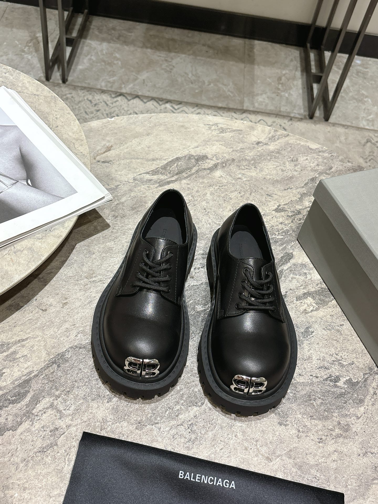 NO:921560,BALENCIAGA Balenciaga's new Stomper Derby big-toe derby shoes. This pair of shoes is simply a dark horse in this year's fashion circle. The exaggerated big-toe design makes people fall in love at first sight!  When I first saw it, I was attracted by the big B logo. It’s so recognizable!  Wear it, whether paired with skinny jeans or wide-leg pants, you can easily control it and look extremely fashionable!  The double B decorative buckle is made of pure copper hardware and is hand-inlaid. The fabric is original full-grain cowhide. The inner foot pad is water-dyed cowhide. The sole is original rubber outsole. Size 35-39 (40.41 custom-made, non-refundable and non-exchangeable). Boots loafers, balenciaga, balenciaga, tom ford, loafers, boots, jeans, cowhide19860909BALENCIAGA 巴黎世家 新款 Stomper Derby 大头德比鞋 这双鞋简直是今年潮流圈的黑马,夸张的大头设计,让人一眼就爱上！ 第一眼看到它,就被那双大大的B字logo吸引了,太有辨识度了吧！ 穿上它,无论是搭配紧身牛仔裤还是阔腿裤,都能轻松驾驭,时尚感爆棚！ 双B装饰扣采用纯铜五金手工镶嵌制作 面料原版全粒面牛皮 内里垫脚水染牛皮 鞋底原版橡胶大底 码数35-39（40.41定做不退不换）,靴子乐福鞋,balenciaga,balenciaga,tom ford,loafers,boots,jeans,cowhide,Women's Shoes