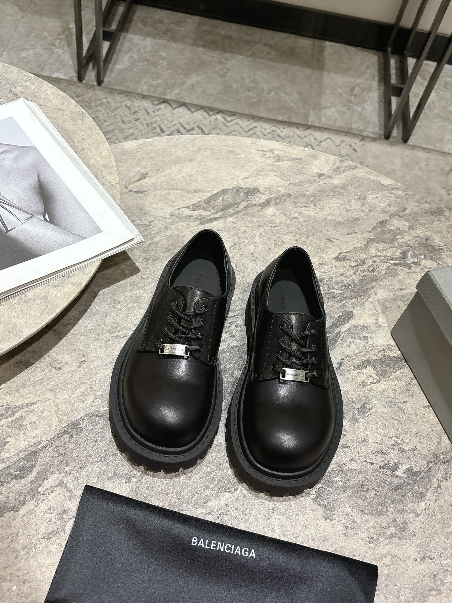 NO:228124,BALENCIAGA New Stomper Derby Big Head Derby Shoes This pair of shoes is simply the dark horse in the trend circle this year. The exaggerated big head design makes people fall in love with it at a glance!  When I saw it at first, I was attracted by the big B-shaped logo. It’s so recognizable!  When you wear it, you can easily control it whether it is paired with tight jeans or wide-leg pants, and it is full of fashion sense!  Double B decorative buckle is made of pure copper hardware hand-in-made fabric original full-grain cowhide, inner foot pad water dyed cowhide, sole original rubber outsole, size 35-39 (40 custom made, no return or replacement), loafers, balenciaga, balenciaga, tom ford, loafers, jeans, cowhide19860909BALENCIAGA 巴黎世家 新款 Stomper Derby 大头德比鞋 这双鞋简直是今年潮流圈的黑马,夸张的大头设计,让人一眼就爱上！ 第一眼看到它,就被那双大大的B字logo吸引了,太有辨识度了吧！ 穿上它,无论是搭配紧身牛仔裤还是阔腿裤,都能轻松驾驭,时尚感爆棚！ 双B装饰扣采用纯铜五金手工镶嵌制作 面料原版全粒面牛皮 内里垫脚水染牛皮 鞋底原版橡胶大底 码数35-39（40定做不退不换）,乐福鞋,balenciaga,balenciaga,tom ford,loafers,jeans,cowhide,Women's Shoes