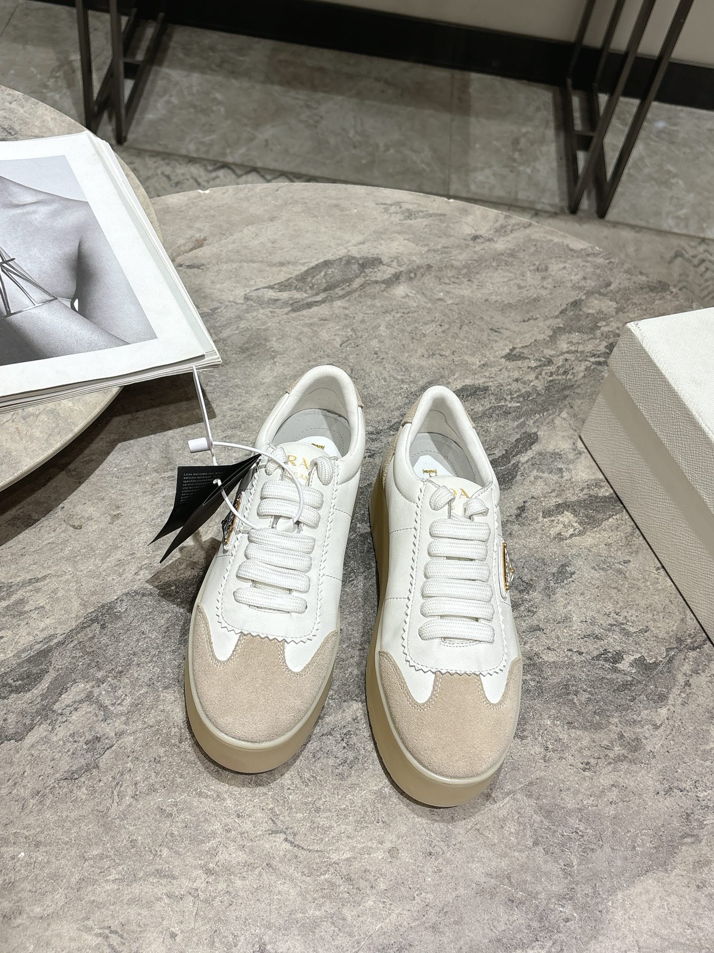 NO:682450,Prada Spring and Summer Latest Thick-soled Triangle Logo Casual Sports Shoes Original purchase, development and production. This leather sports shoe is fashionable and simple, showing the full integration of minimalist style and sports personality. With classic cotton laces and lightweight rubber soles, the enameled triangular metal logo adds a unique charm. A proper ** artifact. The fabric is high mercerized cow suede. The lining is imported soft cowhide. The sole is TPU infused outsole. The original two-color ultra-light. Height 5cm.  Size: 35-39 (40.41 custom-made, non-refundable), casual shoes/sports shoes, prada, prada, sneakers, cowhide19860909Prada普拉达 春夏最新 厚底三角标 休闲 运动鞋 原版购入开发 做货 这款皮革运动鞋时尚简洁,展现出极简风格和运动个性的充分融合. 搭配经典的棉质鞋带和轻便的橡胶鞋底,涂珐琅三角形金属徽标增添别具一格的魅力妥妥的**神器 面料高丝光牛反绒 内里进口柔软牛皮 鞋底TPU灌注大底 原版双色超轻 高度5cm Size: 35-39（40.41订做不退换）,休闲鞋/运动鞋,prada,prada,sneakers,cowhide,Women's Shoes