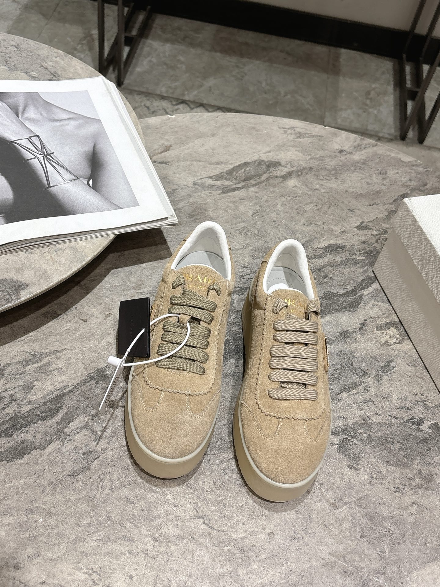 NO:682453,Prada Spring and Summer Latest Thick-soled Triangle Logo Casual Sports Shoes Original purchase, development and production. This leather sports shoe is fashionable and simple, showing the full integration of minimalist style and sports personality. With classic cotton laces and lightweight rubber soles, the enameled triangle metal logo adds a unique charm. A proper height-increasing artifact. The fabric is high mercerized cow suede. The lining is imported soft cowhide. The sole is TPU infused outsole. Original two-color ultra-light. Height 5cm.  Size: 35-39 (40.41 custom-made, non-refundable), casual shoes/sports shoes, prada, prada, sneakers, cowhide19860909Prada普拉达 春夏最新 厚底三角标 休闲 运动鞋 原版购入开发 做货 这款皮革运动鞋时尚简洁,展现出极简风格和运动个性的充分融合. 搭配经典的棉质鞋带和轻便的橡胶鞋底,涂珐琅三角形金属徽标增添别具一格的魅力妥妥的增高神器 面料高丝光牛反绒 内里进口柔软牛皮 鞋底TPU灌注大底 原版双色超轻 高度5cm Size: 35-39（40.41订做不退换）,休闲鞋/运动鞋,prada,prada,sneakers,cowhide,Women's Shoes