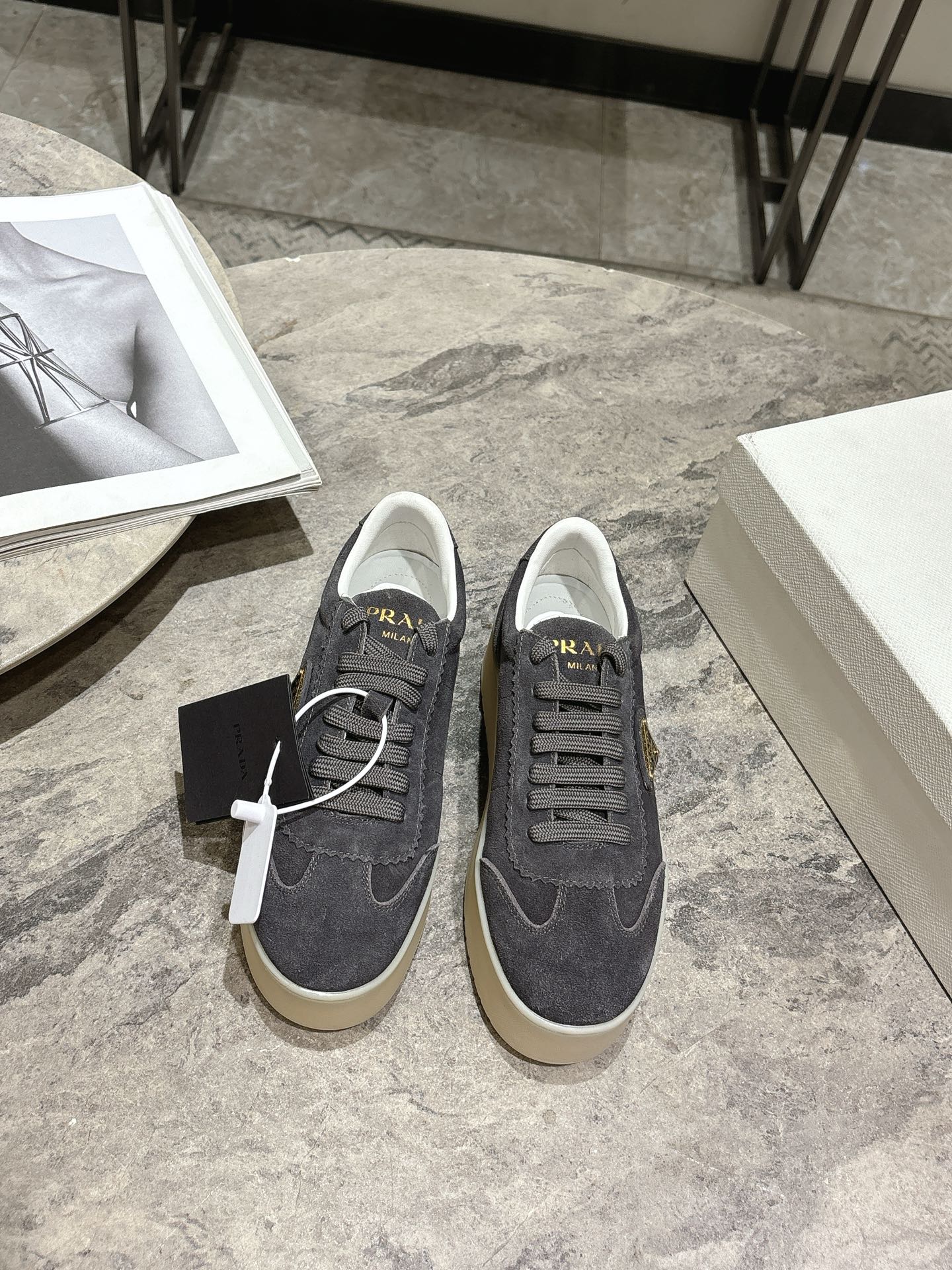 NO:682459,Prada Spring and Summer Latest Thick-soled Triangle Logo Casual Sports Shoes Original purchase, development and production. This leather sports shoe is fashionable and simple, showing the full integration of minimalist style and sports personality. With classic cotton laces and lightweight rubber soles, the enameled triangular metal logo adds a unique charm. A proper ** artifact. The fabric is high mercerized cow suede. The lining is imported soft cowhide. The sole is TPU infused outsole. The original two-color ultra-light. Height 5cm.  Size: 35-39 (40.41 custom-made, non-refundable), casual shoes/sports shoes, prada, prada, sneakers, cowhide19860909Prada普拉达 春夏最新 厚底三角标 休闲 运动鞋 原版购入开发 做货 这款皮革运动鞋时尚简洁,展现出极简风格和运动个性的充分融合. 搭配经典的棉质鞋带和轻便的橡胶鞋底,涂珐琅三角形金属徽标增添别具一格的魅力妥妥的**神器 面料高丝光牛反绒 内里进口柔软牛皮 鞋底TPU灌注大底 原版双色超轻 高度5cm Size: 35-39（40.41订做不退换）,休闲鞋/运动鞋,prada,prada,sneakers,cowhide,Women's Shoes