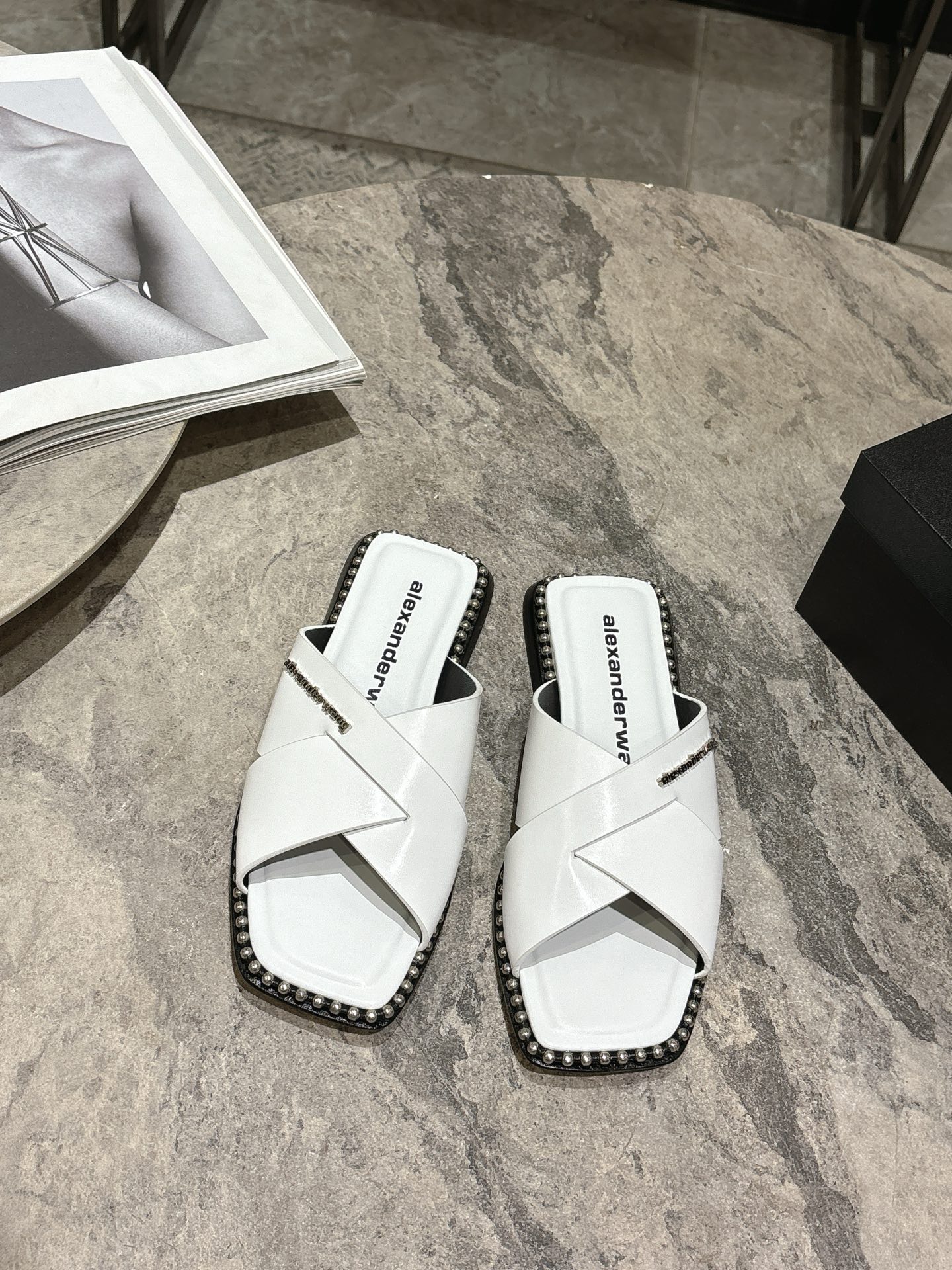 NO:165765,Alexander Wang 25 Spring and Summer King High Quality Flat Sandals Original Customized Hardware Logo Inner Footsteps Original Material Goat Skin!  Pure steel beaded extension strips are equipped with high-density Italian imported cowhide large sole!  Cowhide upper rivet design, super comfortable foot size: 35-39 (40 no return or exchange), slippers, alexander wang, slippers, cowhide, sheepskin19860909Alexander Wang 25春夏大王高品质平底凉拖鞋 原版定制五金Logo 内里垫脚原厂材质山羊皮！ 纯钢串珠延条配置高密度意大利进口牛皮大底！ 鞋面牛皮 铆钉设计 上脚舒适度超强 码数:35-39(40不退换),拖鞋,alexander wang,slippers,cowhide,sheepskin,Women's Shoes