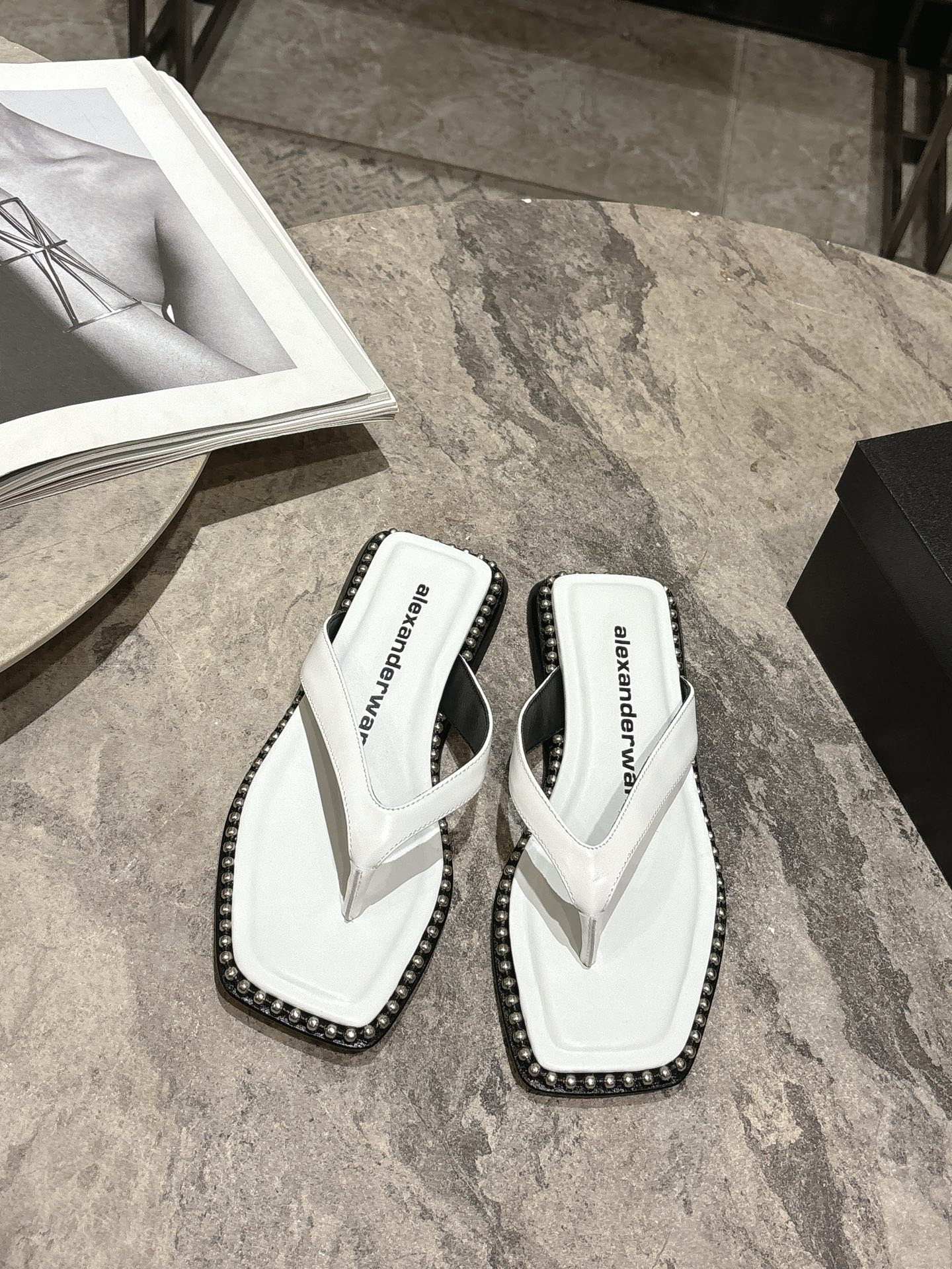 NO:165768,Alexander Wang 25 Spring and Summer King High Quality Flat Sandals Original Customized Hardware Logo Inner Footsteps Original Material Goat Skin!  Pure steel beaded extension strips are equipped with high-density Italian imported cowhide large sole!  Cowhide upper rivet design, super comfortable foot size: 35-39 (40 no return or exchange), slippers, alexander wang, slippers, cowhide, sheepskin19860909Alexander Wang 25春夏大王高品质平底凉拖鞋 原版定制五金Logo 内里垫脚原厂材质山羊皮！ 纯钢串珠延条配置高密度意大利进口牛皮大底！ 鞋面牛皮 铆钉设计 上脚舒适度超强 码数:35-39(40不退换),拖鞋,alexander wang,slippers,cowhide,sheepskin,Women's Shoes