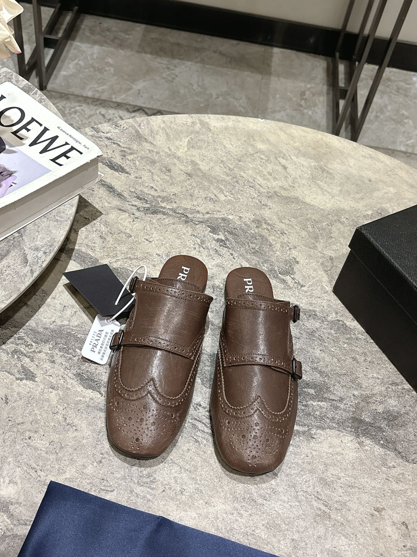 NO:228112,Top quality Prad* 25ss Prada catwalk retro tassel half slippers popular single shoes!  The catwalk style is retro and fashionable, casual and versatile, fashionable and casual, unique taste, everyone loves and easily controls it. It will explode every year. It is enough to conquer you, wear it, casual and fashionable, both without mistakes, simple and handsome on the feet Fabric: Custom waxy two-color calfskin Original color treatment effect Inner: Inner sheepskin Rubber beef tendon thick bottom Standard number: 35-39 (40.41 custom-made non-return and exchange) Standard code, semi-torque, prada, prada, slippers, cowhide, sheepskin19860909顶级品质Prad* 25ss 普拉达走秀款复古流苏半拖鞋单鞋爆款！走秀款 复古感时髦满满 随意百搭 时尚休闲 独到味道,人人都爱也轻松驾驭 每年都会爆.足以征服你,穿上它,休闲时髦 两不失误 上脚简单帅气 面料:定制蜡感双色小牛皮 原版擦色处理效果 内里:内里羊皮 橡胶牛筋厚底 标准码数:35-39（40.41定制不退换)标准码,半拖,prada,prada,slippers,cowhide,sheepskin,Women's Shoes