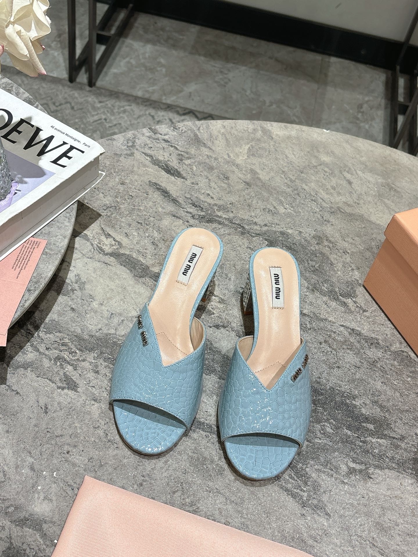 NO:165774,Miumiu 25 spring and summer new high-quality fish mouth thick heel drag, temperamental little woman style, heel plate inlaid with Swarovski rhinestones, flashing to a new height. Upper: pair of diamond patent leather, inner foot pad small sheepskin imported leather outsole heel height: 5.5cm Size: 35-39 (40.41 custom made), slippers, miumiu, swarovski, slippers, sheepskin, Leather soles19860909miumiu25春夏新品高品质鱼嘴粗跟拖,气质小女人风,鞋跟盘镶嵌施华洛世奇水钻,闪出新高度 鞋面:对版菱格漆皮 内里垫脚小绵羊皮 进口真皮大底 跟高:5.5cm 码数:35-39(40.41定做),拖鞋,miumiu,swarovski,slippers,sheepskin,Leather soles,Women's Shoes