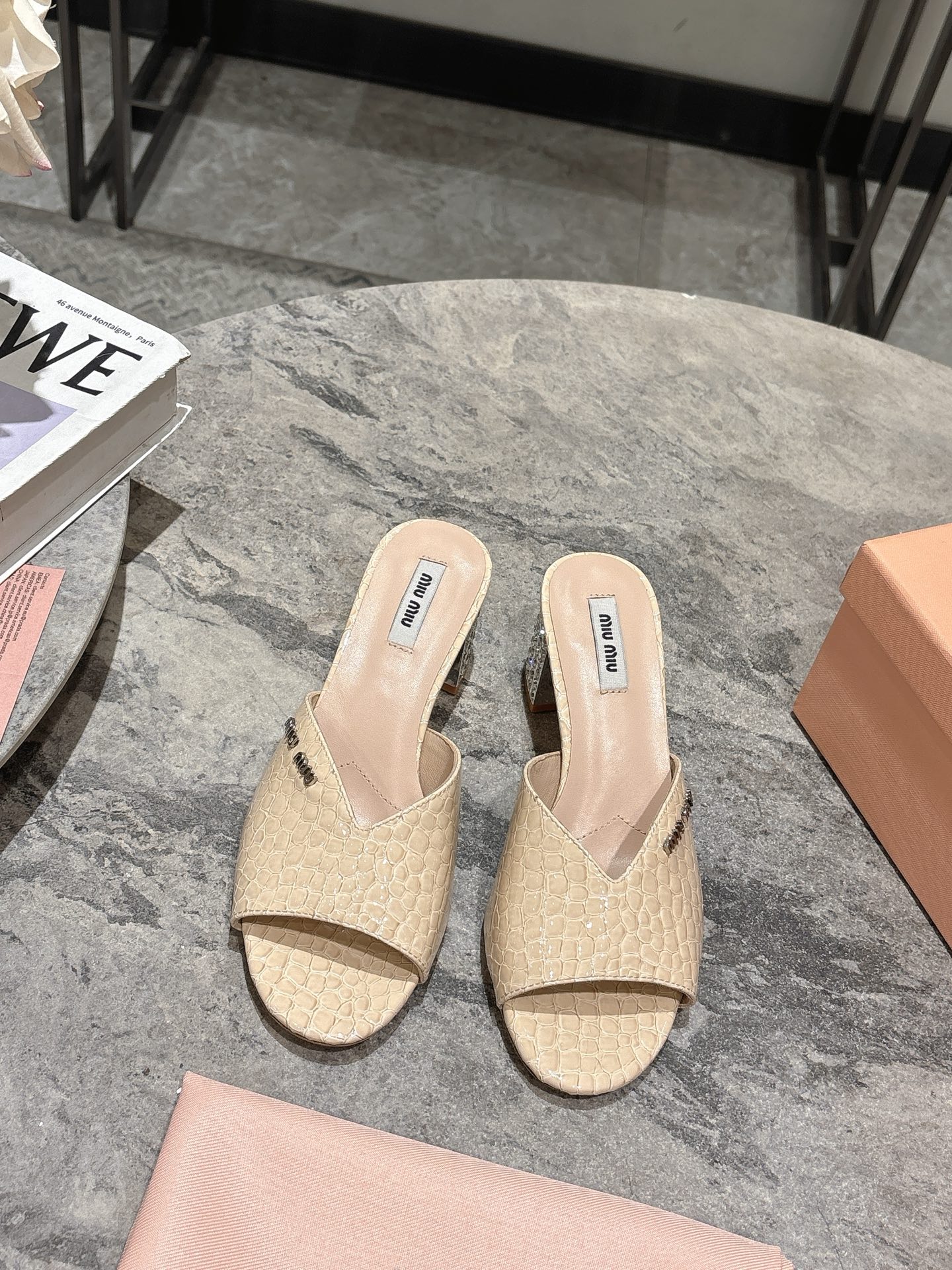 NO:165777,Miumiu 25 spring and summer new high-quality fish-mouthed heel sandals, temperamental and small woman-style, heel plate inlaid with Swarovski rhinestones, flashing to a new height. Upper: pair of diamond patent leather, inner foot pad small sheepskin imported leather outsole heel height: 5.5cm size: 35-39 (40.41 custom made), slippers, miumiu, swarovski, slippers, sheepskin, Leather soles19860909miumiu25春夏新品高品质鱼嘴粗跟凉拖,气质小女人风,鞋跟盘镶嵌施华洛世奇水钻,闪出新高度 鞋面:对版菱格漆皮 内里垫脚小绵羊皮 进口真皮大底 跟高:5.5cm 码数:35-39(40.41定做),拖鞋,miumiu,swarovski,slippers,sheepskin,Leather soles,Women's Shoes