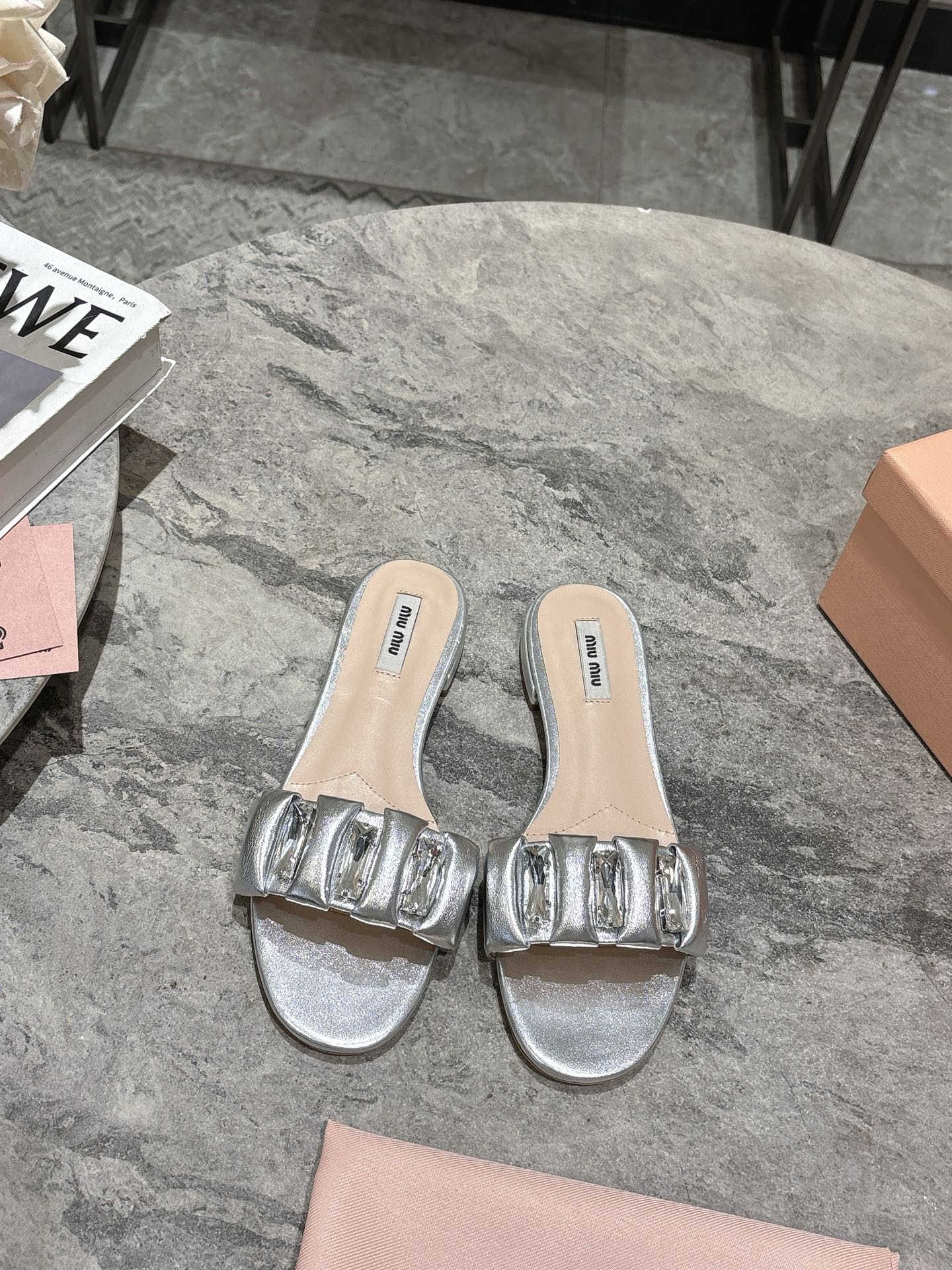 NO:165771,MiuMiu Miu Miu Miu 2025 new diamond-inlaid flip flops, sweet and salty Meow Girl. The simple design upper adds a lot of girlish heart to this sandals. Original 11 development, major stars, Internet celebrities, skin-friendly and soft, must-have for summer. The upper surface is diamond-inlaid and has a sense of luxury. The fabric is completely suitable for the soft little sheepskin!  Imported leather sole from Italy!  Heel height 1cm Size: 35-39 (40.41 custom made without return or exchange) With original packaging, slippers, miumiu, slippers, sheepskin, Leather soles19860909MiuMiu谬谬2025春夏新款镶钻一字拖鞋 可甜可盐的喵喵女孩 简约设计的鞋面给这款凉拖增添不少少女心. 原版 11开发,各大明星 网红的热爱款 ,亲肤柔软夏季必备款 鞋面外表镶钻贵气感十足 面料完全对版的柔软小绵羊皮！ 意大利进口真皮大底！ 跟高1cm 码数:35-39（40.41定做不退不换） 配原版包装,拖鞋,miumiu,slippers,sheepskin,Leather soles,Women's Shoes