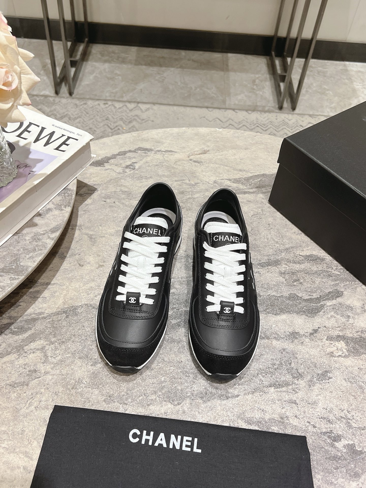 NO:235109,Xiaoxiang C Home 2025 new hot casual sports shoes series... [Round toe flat-soled casual shoes] Fairy style, the latest color combination is amazing, irresistible, the 25 spring model is upgraded, the comfort is great, the outsole is lighter and softer, the letters on the back are concave... Fabric: original imported cowhide Inner: original custom sheepskin foot pad: injection molding pad Outsole: original TPU rubber sole Size: 35-39 (40. Customized without return) Original full package, casual shoes/sports shoes, chanel, sneakers, cowhide, sheepskin19860909小香C家2025新款火爆休闲运动鞋系列……【圆头平底休闲鞋】  仙女款,最新的拼色绝了,无法抗拒,25春款工艺升级,舒适度非常棒,大底更加轻盈,更软,背部字母是凹进去的工艺…… 面料:原版进口牛皮 内里:原版定制羊皮 垫脚:注塑成型垫 大底:原版TPU橡胶大底 码数:35-39（40.定制不退换） 原版全套包装,休闲鞋/运动鞋,chanel,sneakers,cowhide,sheepskin,Women's Shoes