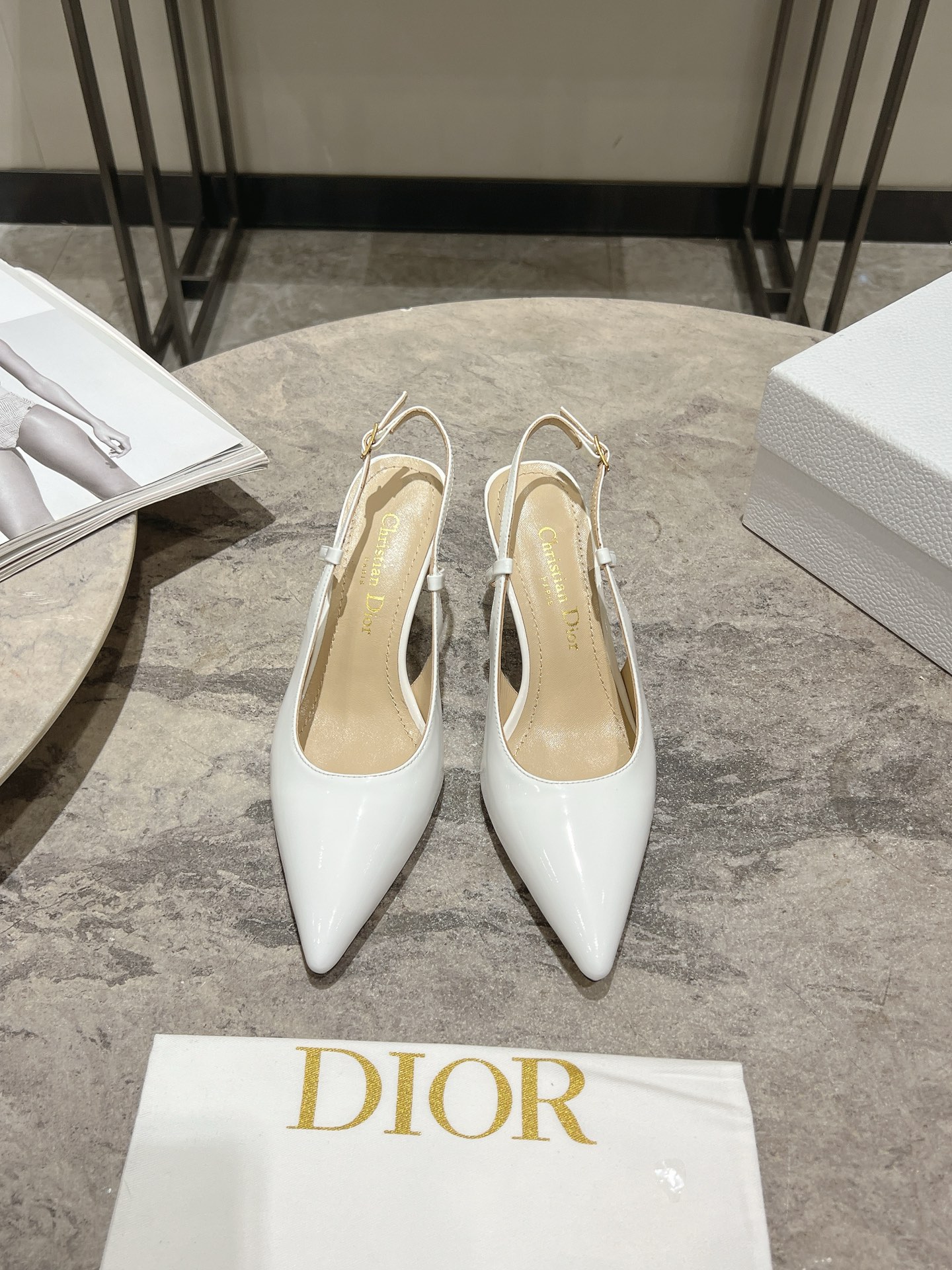 NO:238129,Dior Dior early spring new style pointed toe Mulle women's slippers Celebrity same width CD letter logo high heel sandals Top high-end version on the market The upper is made of imported mixed-bred sheepskin   water-dyed sheepskin lining / footbed Italian leather outsole Heel height 7.5cm Size 35-39 standard size (34.40.41.42 custom made), high heels, dior, dior, sandals, high heels, slippers, sheepskin, Leather soles19860909迪奥Dior 早春新款 尖头慕勒拖女拖鞋 明星同宽CD字母logo高跟凉鞋 市面顶级高端版本 材质鞋面采用进口混种羊皮 水染羊皮内里/垫脚意大利真皮大底 跟高7.5cm 码数35-39标准码（34.40.41.42定做）,高跟鞋,dior,dior,sandals,high heels,slippers,sheepskin,Leather soles,Women's Shoes