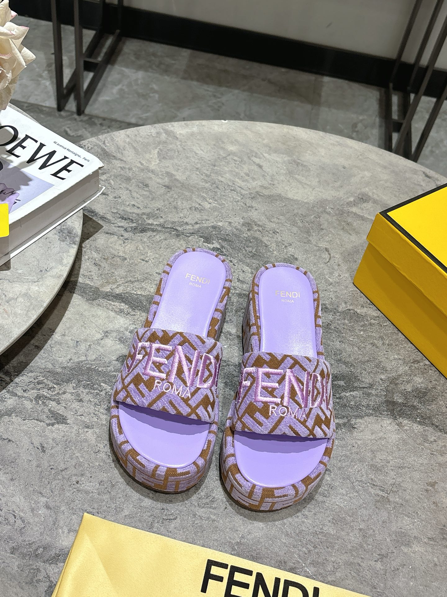 NO:255112,Fendi's main promotion of the thick sole series, new products are launched, and the main promotional series of shoes that were inspired by the Fendi table foot design was transformed into this year's show. The new slippers of the season are known. The shoes are always designed to be full of high-end, high-end, elegant and versatile, and never out of date. The following steps of fashion trends cannot be lost. The fabric is made of original ones, just like a custom-made towel fabric, the inner and foot pads are intended to make mixed-type sheepskin. The original molded sole has a height of 3.5cm in front and 6cm in rear. Size:# 35-39 (40. Custom made), slippers, fendi, fendi, slippers, sheepskin19860909批Fendi 芬迪走秀主推厚底系列,新品上线,芬具桌脚设计灵感改创于今年秀场的主推系列鞋履 当季新品拖鞋,众所周知,鞋子永远设计为高级感满满的,高端大气上档次且百搭永不过时,时尚潮流追随的脚步却无法落下 面料选用原版一比一定制毛巾布料,内里和垫脚为意制混种绵羊皮 原版开模大底 大底前高度3.5CM后高度6CM Size:# 35-39（40.定做）,拖鞋,fendi,fendi,slippers,sheepskin,Women's Shoes