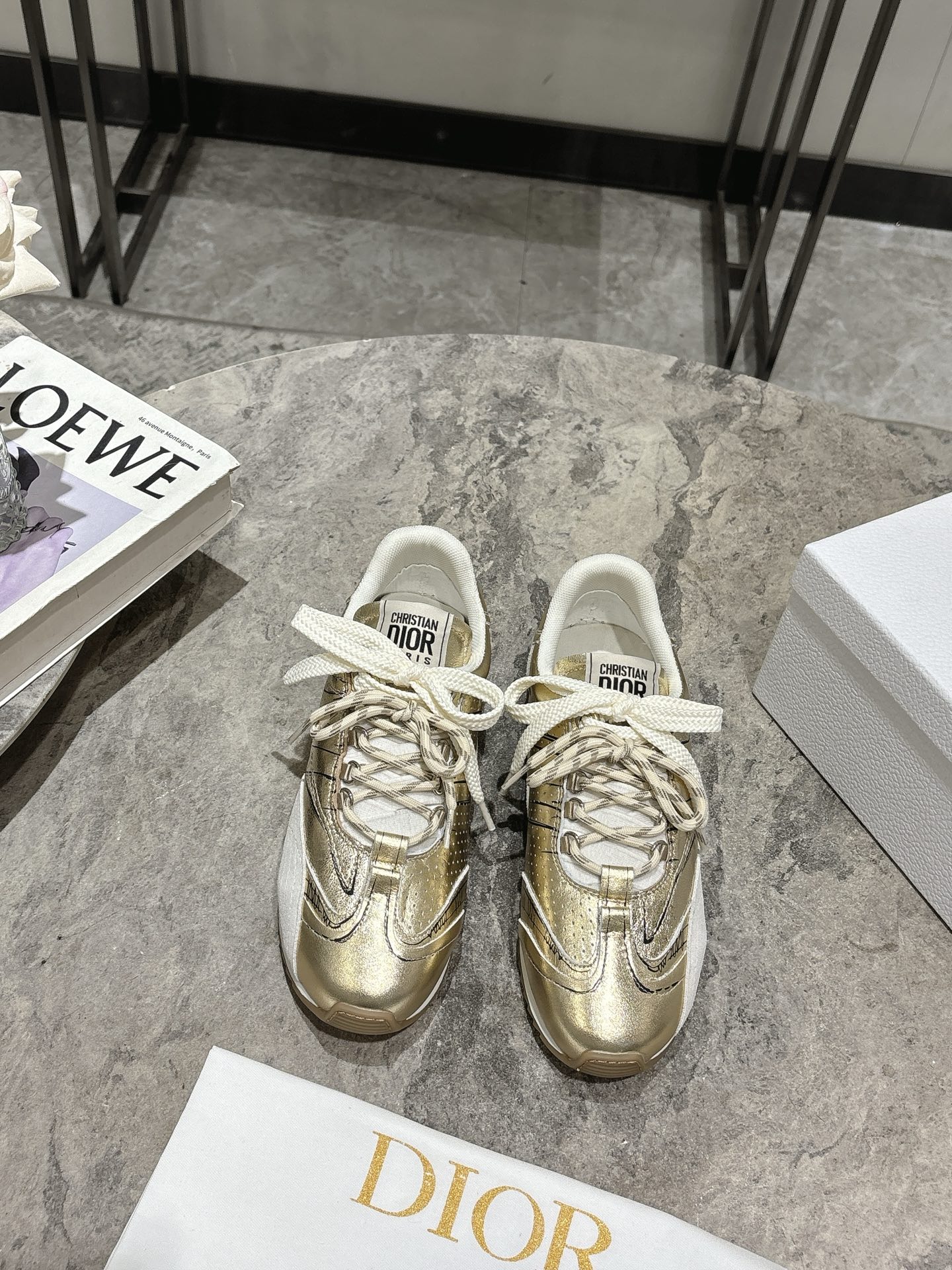 NO:228053,Couple model Dior Spring and Summer Show Doodle Sketching De Training Shoes Forrest Gump Shoes Original purchase and development The most popular item on the spring and summer show This pair of shoes changed the single design style of Forrest Gump shoes I had in my impression, retaining the original style, and the details are very consistent with the current trend, but also incorporate the manager's new understanding and retro feelings about Forrest Gump shoes. The overall feeling is a bit new, the material is a little matte leather, full of retro style, and looks very high-end. The feeling after the foot is very convex. The foot is really beautiful and versatile. It can be used in any style of clothes, pants and skirts. Whoever wears them looks good. Original combination of outsole Size women 35-39 40-44 (four 40. men 45 customized), casual shoes/sports shoes, dior, dior, sneakers, skirts19860909情侣款 Dior迪奥春夏走秀款涂鸦素描德训鞋 阿甘鞋 原版购入开发 25ss春夏秀场出镜率最高的单品 这双鞋改变了之前印象中的阿甘鞋单一的设计风格 保留着原本的造型 细节点缀上非常符合当下流行趋势但也融入了主理人对于阿甘鞋全新的理解和复古情怀.整体感觉焕然一新材质是有一点哑光的皮质,复古风十足 看起来很高级 上脚后的感觉就是很凸造型 上脚真心好看又百搭 啥风格衣服裤子裙子都能驾驭 谁穿谁好看 原版组合大底Size女35-39 40-44（女40.男45定制）,休闲鞋/运动鞋,dior,dior,sneakers,skirts,Women's Shoes