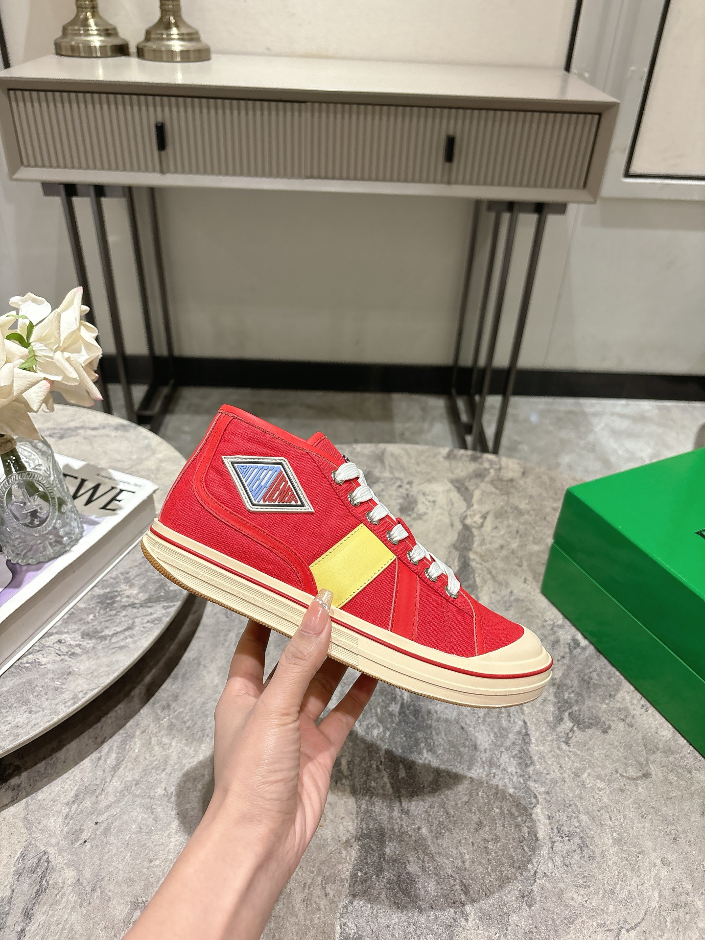 NO:239020,Top version: Bottega Veneta 2025 new first Eliot couple fashion sneakers canvas shoes BV brand new Eliot is inspired by retro basketball shoes, and the childlike colors are youthful and energetic! The same style for men and women, you can wear couple shoes. The whole shoe is breathable and comfortable, the canvas upper is lightweight, and the upper and splicing are wrapped in soft and luxurious sheepskin inlay. The red line on each shoe is hand-painted, which is more tasteful and attitude! Size#Women 35-39 (40 customized for non-return and exchange) #Men 39-44 (45 customized for non-return and exchange), casual shoes/sports, bottega veneta, bottega veneta, bottega veneta, sneakers, sheepskin19860909顶级版本: Bottega Veneta 2025新款首发Eliot情侣款时尚运动鞋 帆布鞋 BV全新的 Eliot以复古篮球鞋为设计灵感,童趣 的色彩焕发青春活力!男女同款,可以做情侣鞋穿着哦 整个鞋子透气舒适,帆布鞋面自重轻盈,鞋帮和拼接处以柔软奢华的羊皮镶嵌包裹 每只鞋边的红线均为手工绘画,更具品味与态度喔! Size#女35-39（40订做不退换）  #男39-44（45订做不退换）,休闲鞋/运动鞋,bottega veneta,bottega veneta,sneakers,sheepskin,Women's Shoes