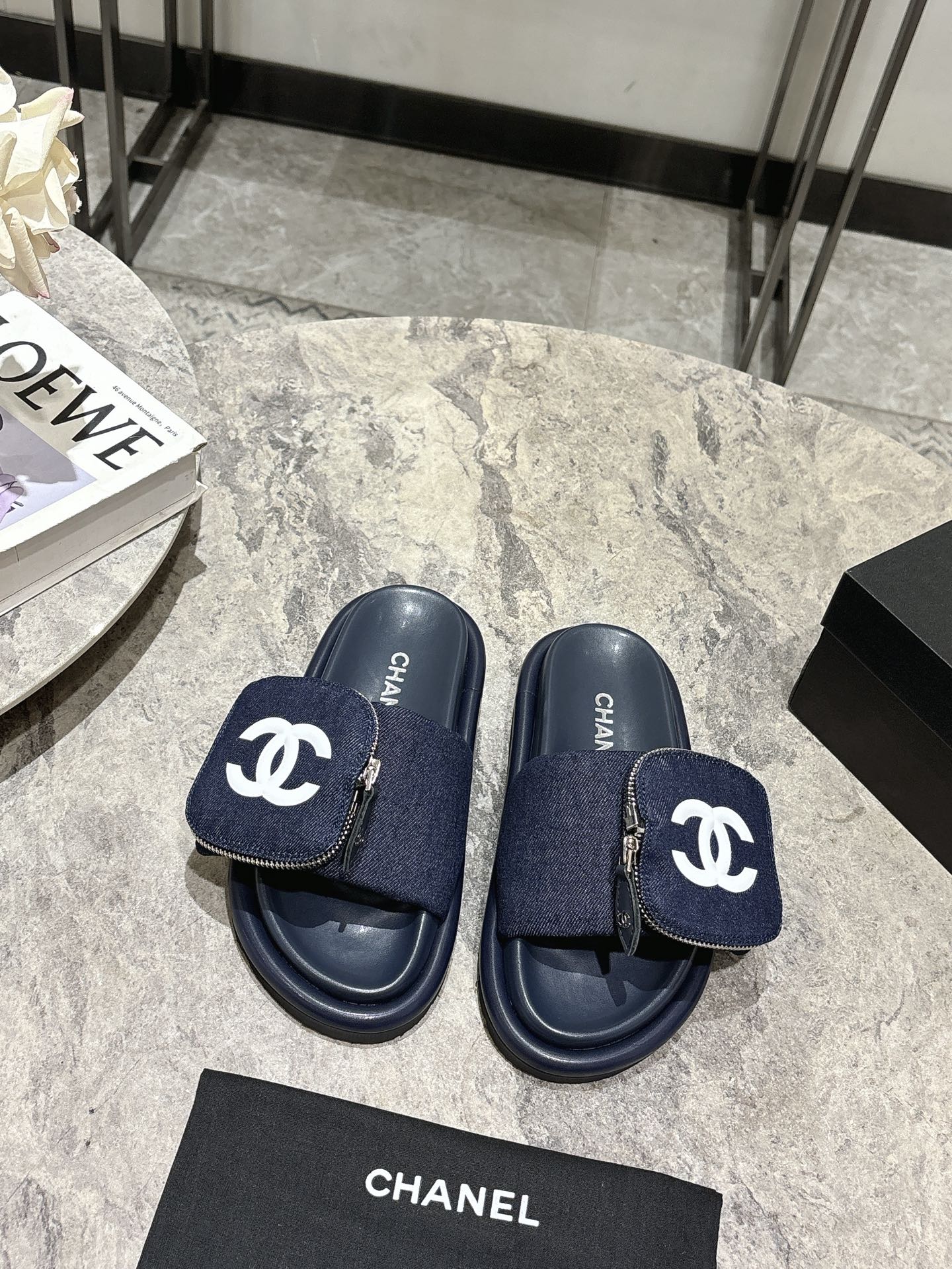 NO:257448,The Chane*l Xiaoxiang counter focuses on the latest styles of denim slippers with bags and new products, purchasing level!  Full of high-end feeling!  This is a popular model for bloggers at home and abroad. It is retro and fashionable and beautiful!  Official website main model Upper: high custom denim fabric Inner::imported goatskin lining outsole: original mold-opening anti-slip wear-resistant foam sole Size: women's 35-39 (40,41 customized), slippers, chanel, slippers, sheepskin19860909批 Chane*l小香专柜主打最新款带包牛仔拖鞋硬货上新 代购级别！高级感十足！国内外博主刷爆的一款,复古又时髦 上脚美炸了！官网主推款 鞋面:高定制牛仔布料 内里::进口山羊皮里 大底:原版开模防滑耐磨发泡底 码数:女35-39 (40,41定做),拖鞋,chanel,slippers,sheepskin,Women's Shoes