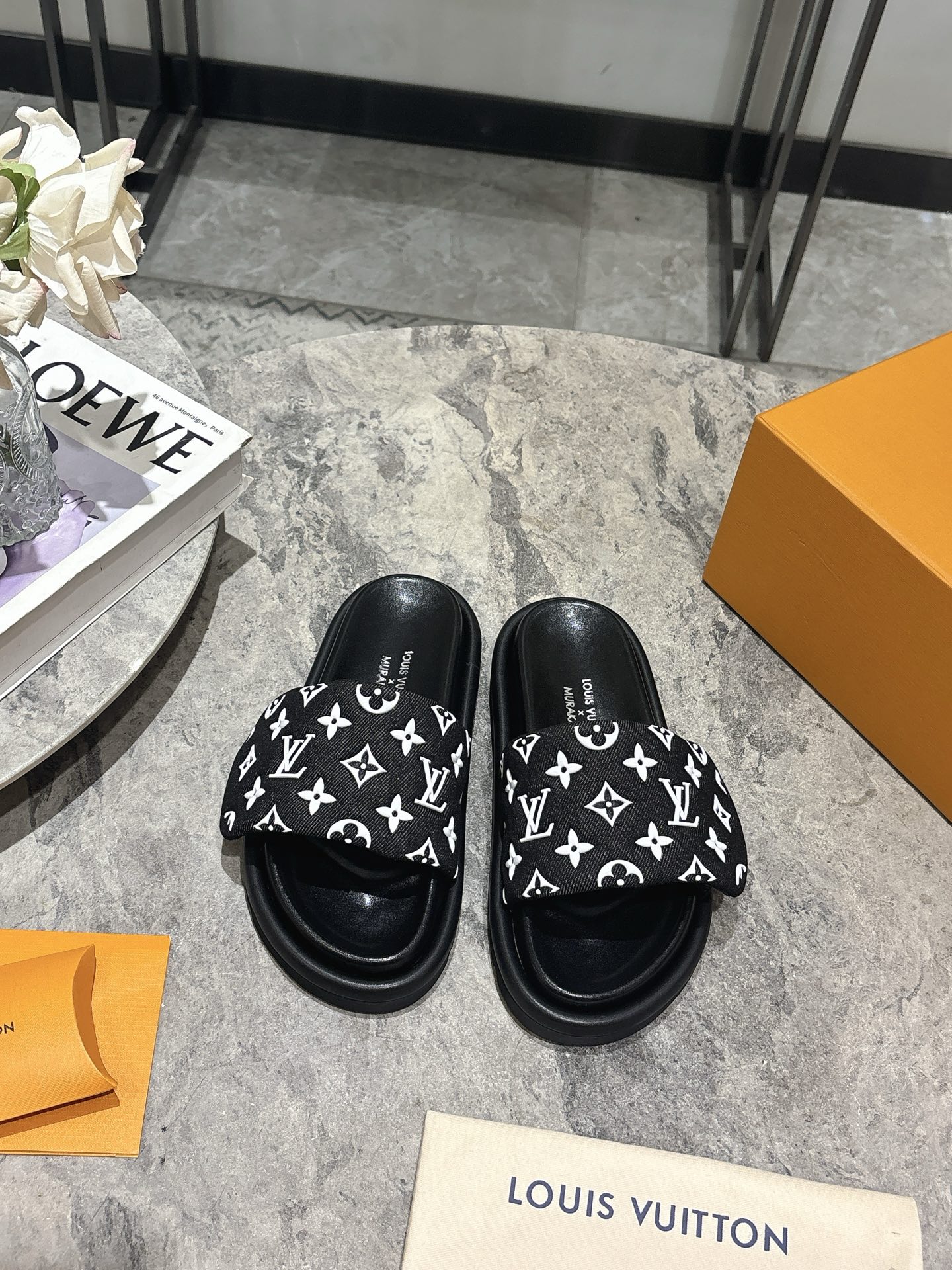 NO:257447,The LV donkey brand counter focuses on the latest denim slippers and new products, purchasing level!  Full of high-end feeling!  This is a popular model for bloggers at home and abroad. It is retro and fashionable and beautiful!  Official website main model Upper: high custom denim printed fabric Inner::imported goatskin lining outsole: original mold-opening anti-slip wear-resistant foam sole Size: women's 35-39 (40,41 customized), slippers, louis vuitton, louis vuitton, slippers, sheepskin19860909批 LV驴牌专柜主打最新款牛仔拖鞋硬货上新 代购级别！高级感十足！国内外博主刷爆的一款,复古又时髦 上脚美炸了！官网主推款 鞋面:高定制牛仔印花布料 内里::进口山羊皮里 大底:原版开模防滑耐磨发泡底 码数:女35-39 (40,41定做),拖鞋,louis vuitton,louis vuitton,slippers,sheepskin,Women's Shoes