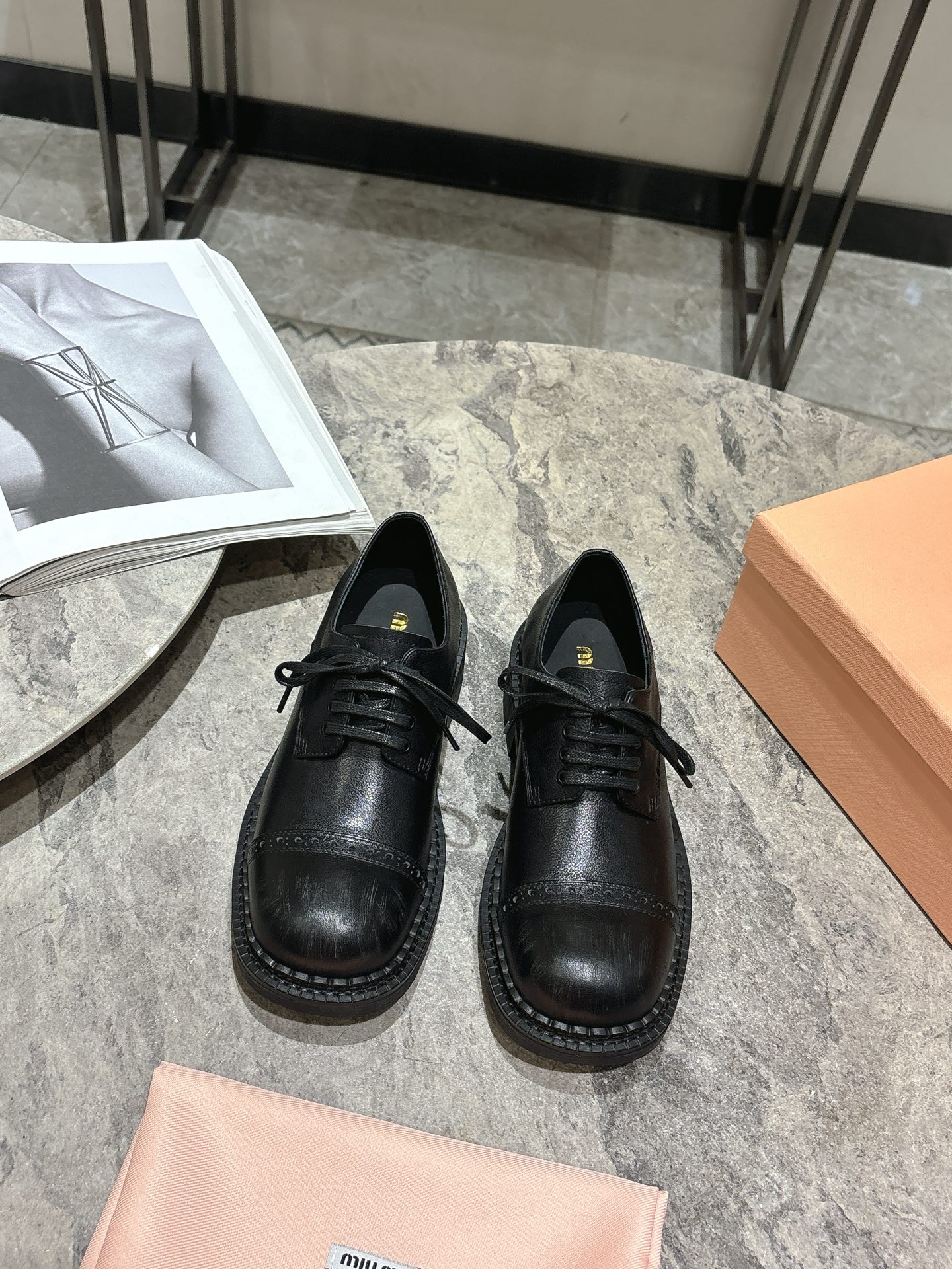 NO:592686,Miu Miu 25 new retro small leather shoes from the Miu Miu 25 catwalk. These small leather shoes are really awesome and very photogenic. The old design of the upper is retro, fashionable, sexy and rough. Whether it is paired with a skirt or trousers, it is too hot for words~ The upper is imported and customized two-color calfskin/open edge beads, cowhide lining, original molded rubber outsole  Size 35-40 (40 is custom-made and non-refundable), loafers, miumiu, loafers, skirts, cowhide19860909Miu Miu 缪缪25走秀新款复古小皮鞋 这款小皮鞋真的太给力 太上镜啦 鞋面拆旧设计 复古时髦 性感粗狂 不管是搭配裙子还是裤子 都辣到词穷~ 鞋面进口定制双色小牛皮/开边珠 牛皮内里 原版开模橡胶大底 码数35-40（40定做不退换）,乐福鞋,miumiu,loafers,skirts,cowhide,Women's Shoes