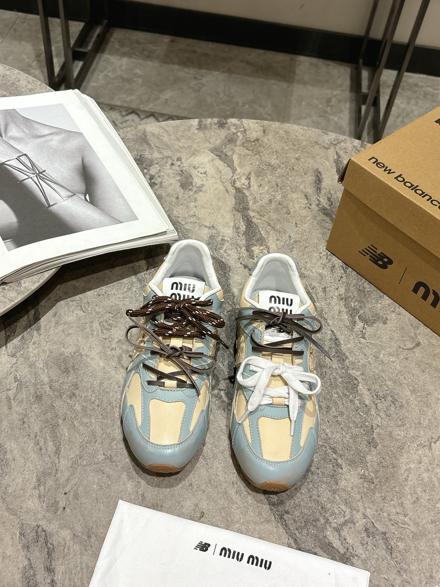 NO:228082,MIU MIUNEW BALANCE 530 Miao Miao丨Neubalun joint ss25 spring and summer series retro sports shoes. This model has been blown up online!  Super retro is in my heart. The new season's trend elements are presented in the style of two-color shoelaces - appropriate 
