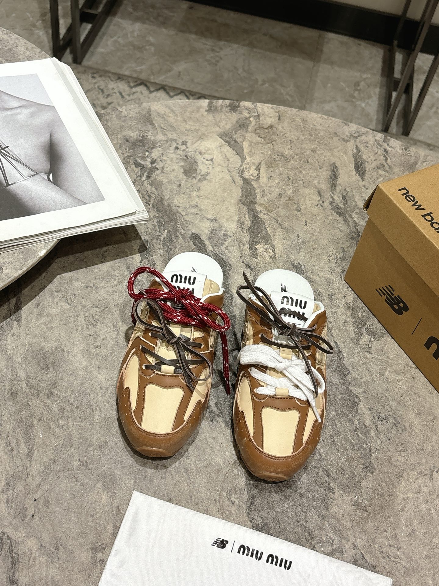 NO:228087,MIU MIUNEW BALANCE 530 Miao Miao丨Neubalun joint ss25 spring and summer series retro sneakers semi-trailed. This model has been blown up online!  Super retro is in my heart. The new season's trend elements are presented in the style of two-color shoelaces - appropriate 