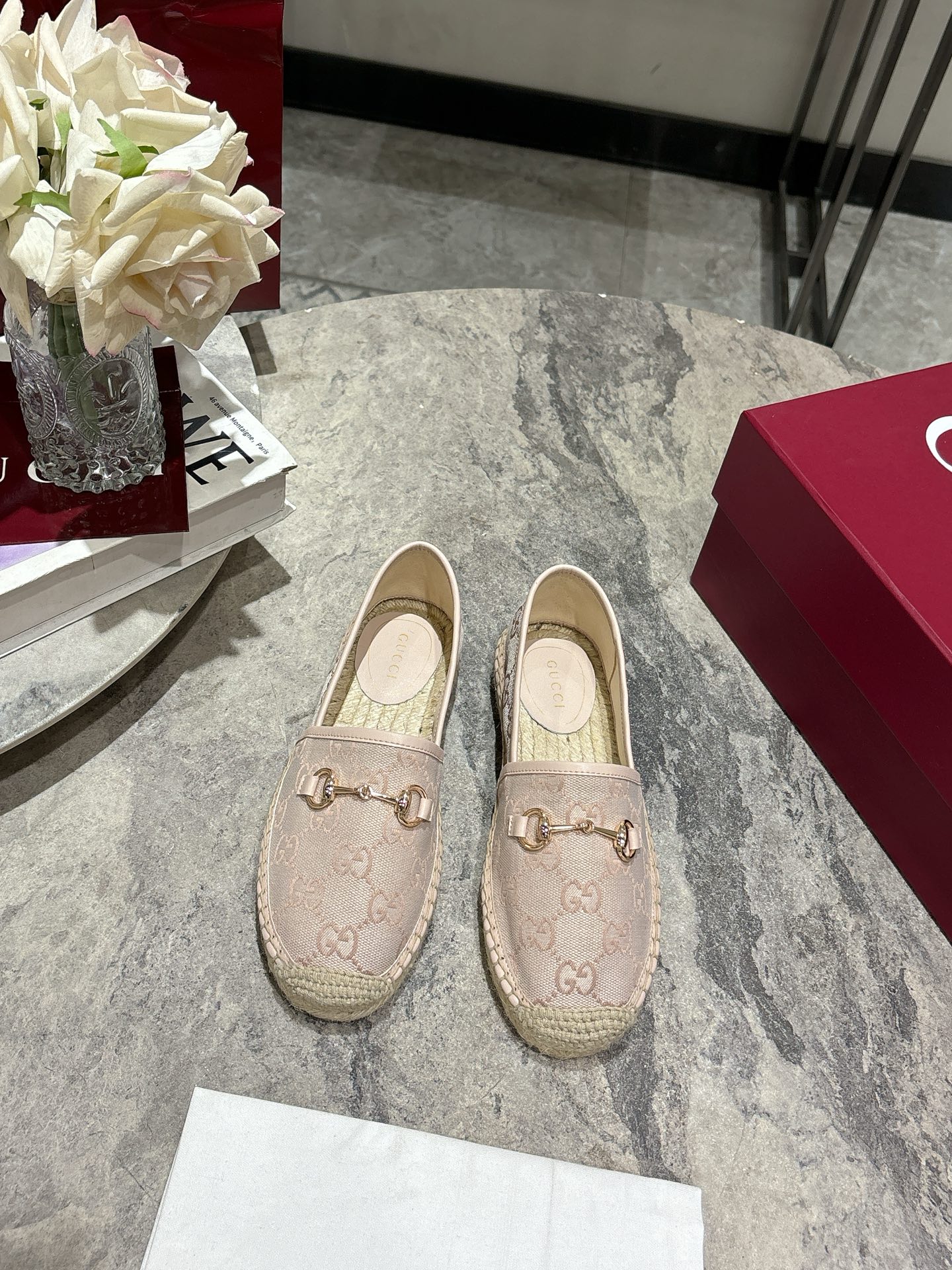 NO:221517,High-version GUCCI Early Spring Women's GG Decorative Garden Towed Straw-woven Flat-soled New Fisherman Slippers Full-leather upper logo, synchronized on the official website, never out of date, super comfortable. Classic striped logo, quilted canvas logo lightweight straw-woven hemp-soled fisherman shoes. Upper: special imported canvas fabric Inner: imported water dyed sheepskin Sole: original molded sole Size: 35-39 (40.41 custom-made without return and exchange), loafers, gucci, loafers, slippers, espadrilles, espadrilles, sheepskin19860909高版本 GUCCI 早春女士GG装饰园头草编平底新款渔夫拖鞋 全皮鞋面logo款,官网同步,永不过时,超级舒适. 经典条纹logo,绗缝帆布徽标轻便草编麻底渔夫鞋. 鞋面:采用特殊进口帆布面料 内里:进口水染羊皮 鞋底:原版开模大底 码数:35-39（40.41定制不退换）,乐福鞋,gucci,loafers,slippers,espadrilles,espadrilles,sheepskin,Women's Shoes