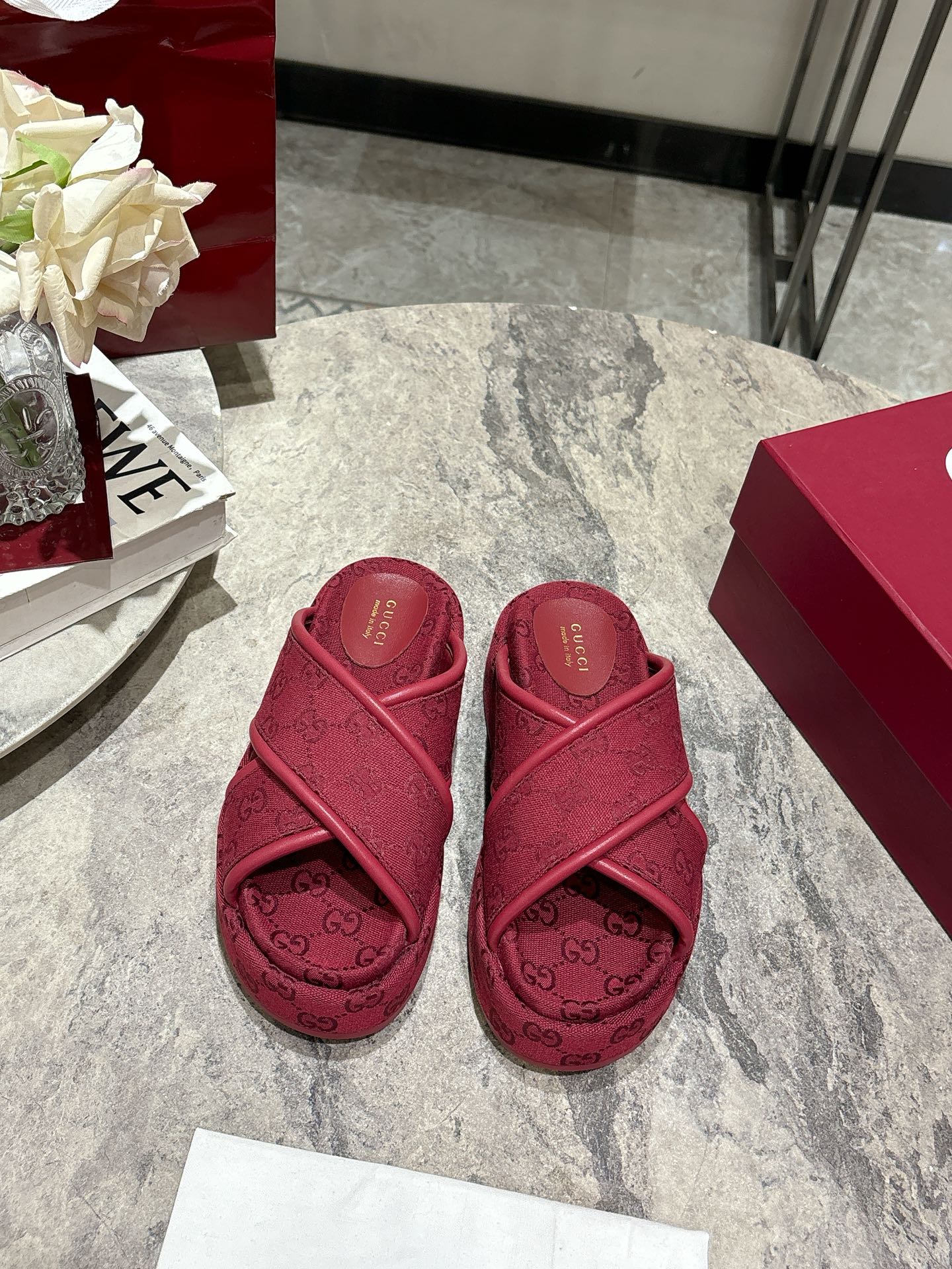 NO:257428,Buy Gucc*i 2025ss early spring show thick-soled slippers, counters in various places are out of stock. I like it so much. It looks slim and taller and has a super proportion. The highest version on the market. The upper is original GG craftsmanship, sheepskin, the bottom is 5.5CM thick, the original private mold outsol, the size is 35-39 (40.41 custom made, no return or exchange), slippers, gucci, slippers, sheepskin19860909批 Gucc*i 2025ss早春秀款厚底拖鞋 各地专柜断货 太喜欢了 显瘦显高而且超显比例 市面最高版本 鞋面原版GG工艺 羊皮里 底厚5.5CM 原版私模大底 码数35-39（40.41订做不退换）,拖鞋,gucci,slippers,sheepskin,Women's Shoes