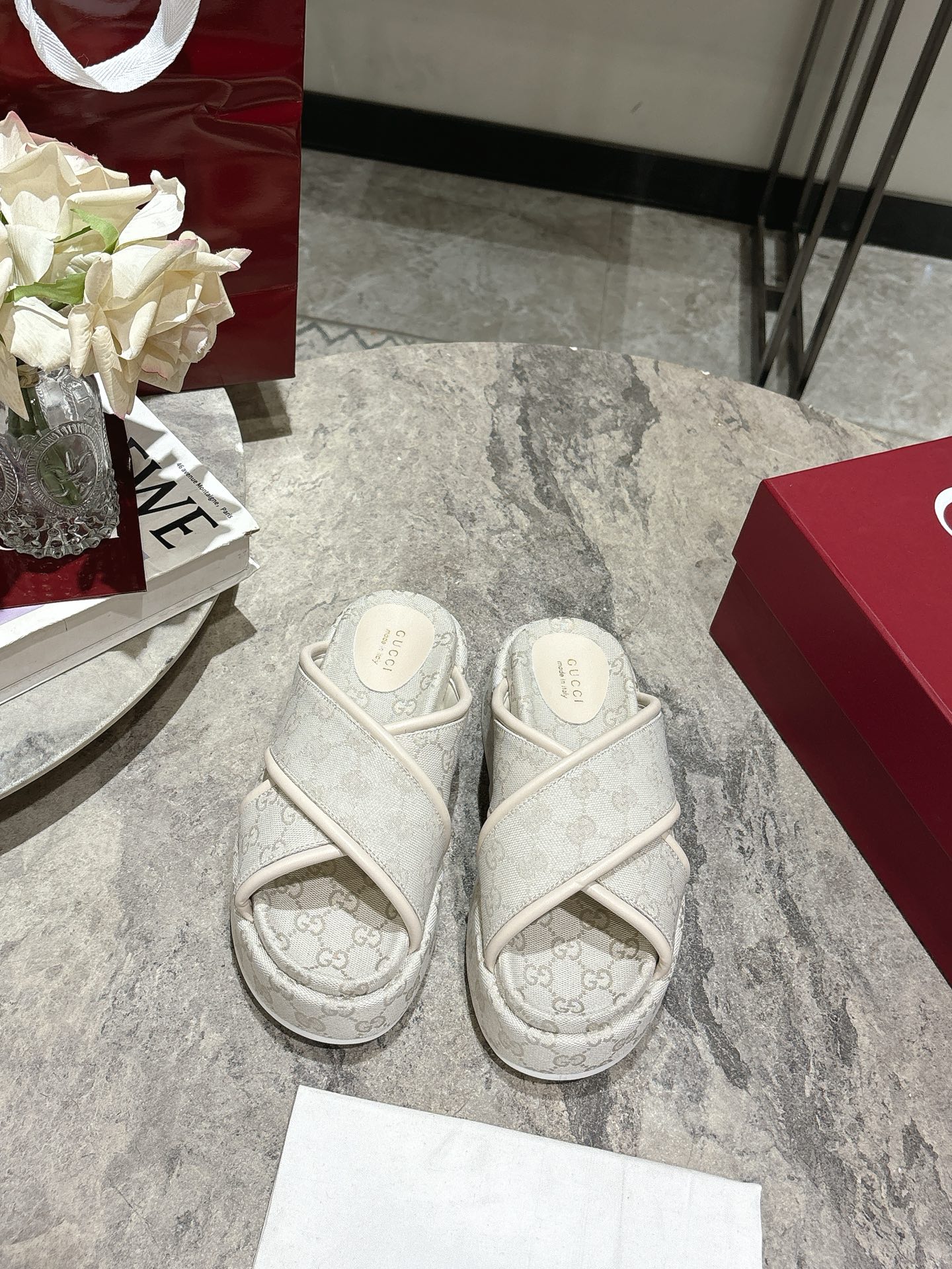 NO:257426,Buy Gucc*i 2025ss early spring show thick-soled slippers, counters in various places are out of stock. I like it so much. It looks slim and taller and has a super proportion. The highest version on the market. The upper is original GG craftsmanship, sheepskin, the bottom is 5.5CM thick, the original private mold outsol, the size is 35-39 (40.41 custom made, no return or exchange), slippers, gucci, slippers, sheepskin19860909批 Gucc*i 2025ss早春秀款厚底拖鞋 各地专柜断货 太喜欢了 显瘦显高而且超显比例 市面最高版本 鞋面原版GG工艺 羊皮里 底厚5.5CM 原版私模大底 码数35-39（40.41订做不退换）,拖鞋,gucci,slippers,sheepskin,Women's Shoes