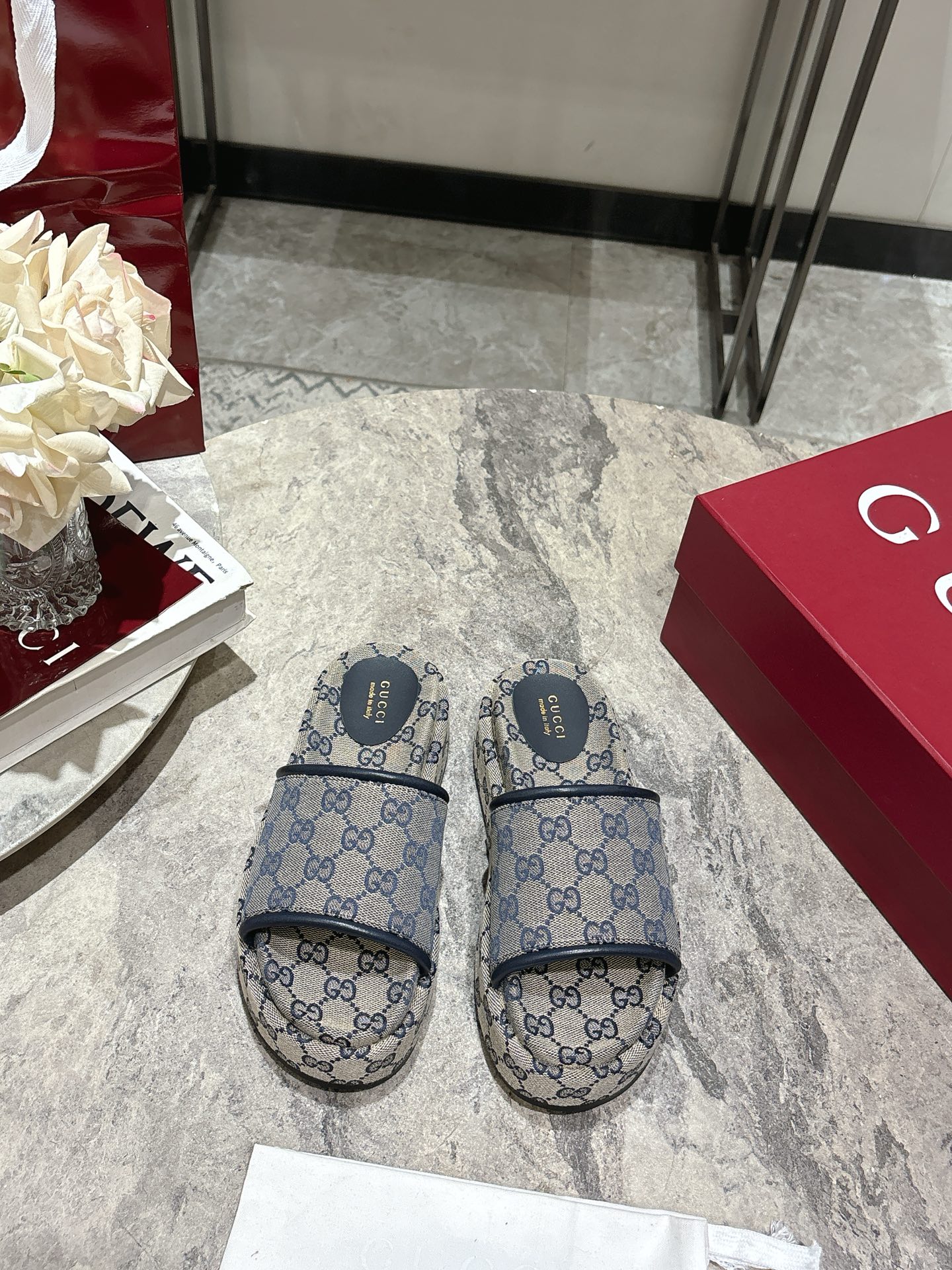 NO:257422,Buy Gucc*i 2025ss early spring show thick-soled slippers, counters in various places are out of stock. I like it so much. It looks slim and taller and has a super proportion. The highest version on the market. The upper is original GG craftsmanship, sheepskin, the bottom is 5.5CM thick, the original private mold outsol, the size is 35-39 (40.41 custom made, no return or exchange), slippers, gucci, slippers, sheepskin19860909批 Gucc*i 2025ss早春秀款厚底拖鞋 各地专柜断货 太喜欢了 显瘦显高而且超显比例 市面最高版本 鞋面原版GG工艺 羊皮里 底厚5.5CM 原版私模大底 码数35-39（40.41订做不退换）,拖鞋,gucci,slippers,sheepskin,Women's Shoes