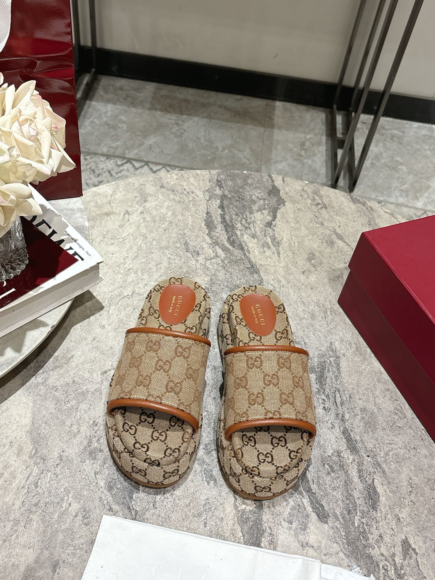 NO:257424,Buy Gucc*i 2025ss early spring show thick-soled slippers, counters in various places are out of stock. I like it so much. It looks slim and taller and has a super proportion. The highest version on the market. The upper is original GG craftsmanship, sheepskin, sole thickness 5.5CM, original private mold outsol, size 35-39 (40.41 custom made, no return or exchange), slippers, gucci, slippers, sheepskin19860909批 Gucc*i 2025ss早春秀款厚底拖鞋 各地专柜断货 太喜欢了 显瘦显高而且超显比例 市面最高版本 鞋面原版GG工艺 羊皮里 底厚5.5CM 原版私模大底 码数35-39（40.41订做不退换）,拖鞋,gucci,slippers,sheepskin,Women's Shoes