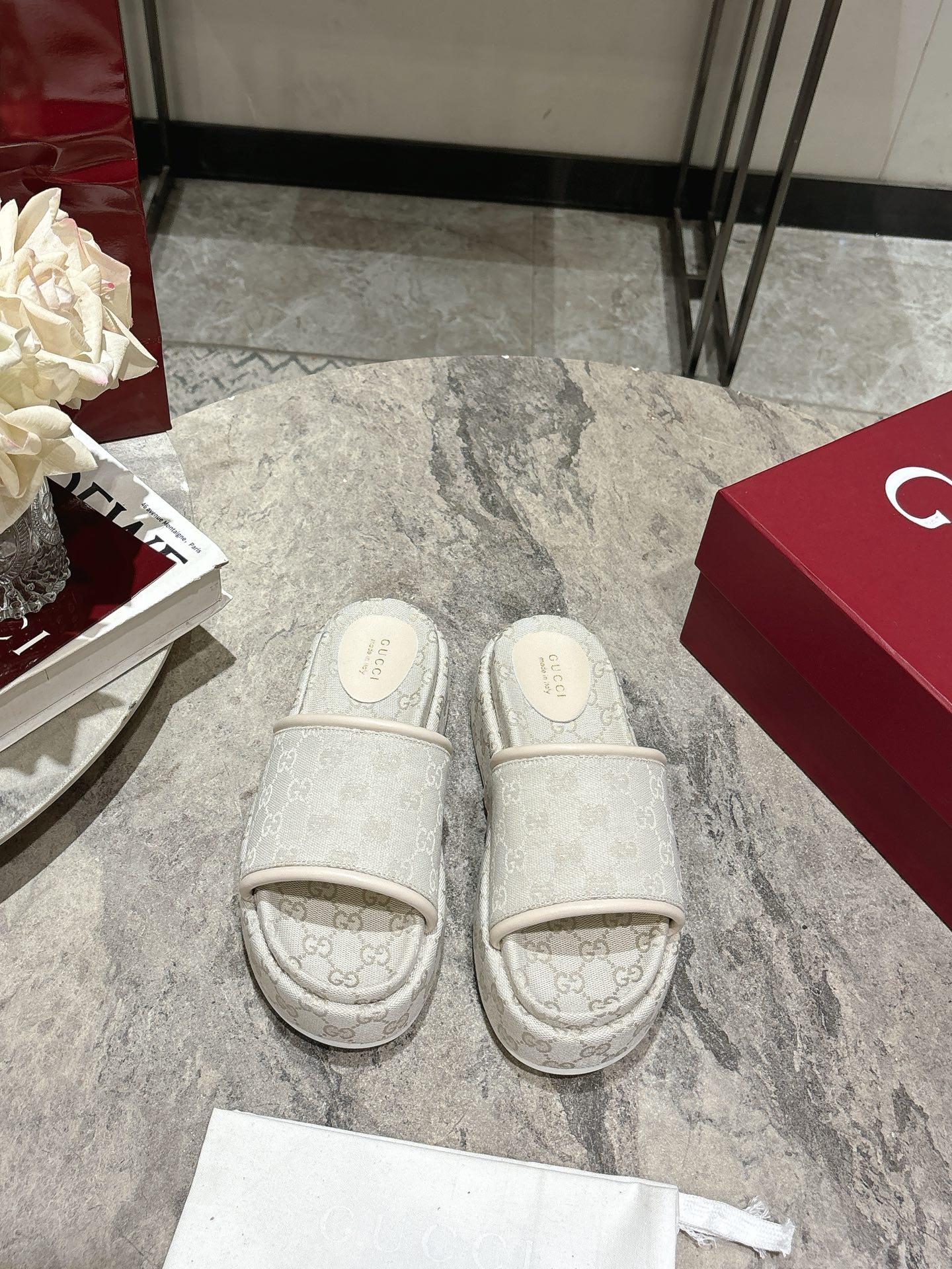 NO:221488,Gucci 2025ss early spring show thick-soled slippers, counters everywhere are out of stock. I like it so much. It looks slim and taller and has a super proportion. The highest version on the market. The upper is original GG craftsmanship, sheepskin, the bottom is 5.5CM thick, the original private mold outsol, the size is 35-39 (40.41 custom made, no return or exchange), slippers, gucci, slippers, sheepskin19860909Gucci 2025ss早春秀款厚底拖鞋 各地专柜断货 太喜欢了 显瘦显高而且超显比例 市面最高版本 鞋面原版GG工艺 羊皮里 底厚5.5CM 原版私模大底 码数35-39（40.41订做不退换）,拖鞋,gucci,slippers,sheepskin,Women's Shoes