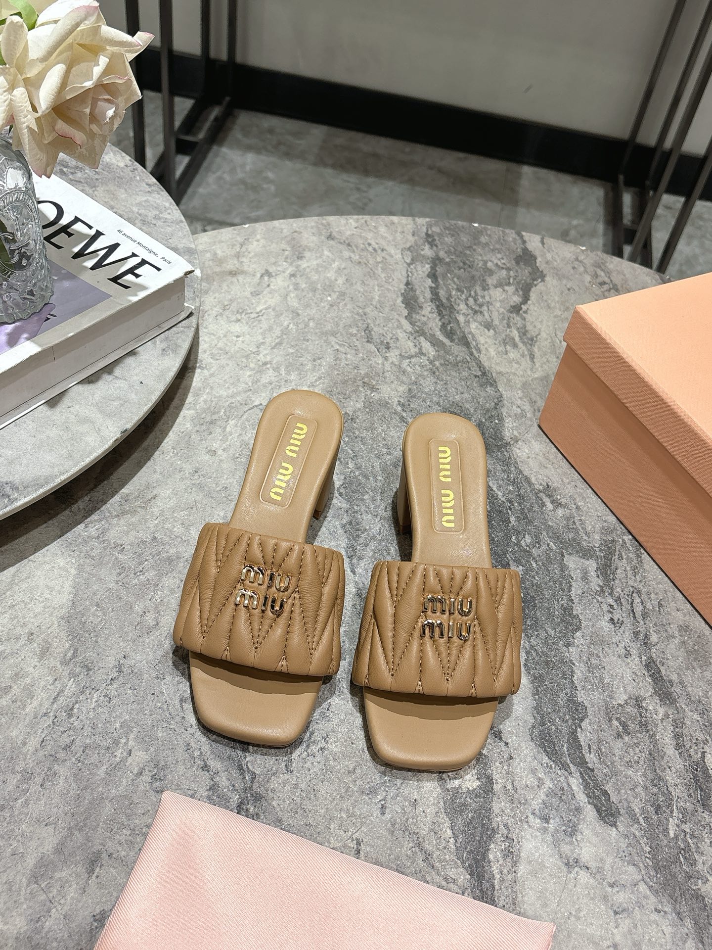 NO:228084,MiuMiu pleated colored mid-heel pullover MiuMiu slippers make you beautiful when walking!! The design is very simple and elegant, without too much decoration and fancy design, but it has an elegant temperament and strong matching ability. Whether it is skirts, pants or jeans, you can easily match different styles and make you become fashionable icon! - MATERIAL material - Upper lambskin inner cowhide, outsole genuine leather heel height 5.5CM size 35~39 (40 41 custom made without return), slippers, miumiu, slippers, skirts, jeans, cowhide, sheepskin19860909缪缪褶皱彩色中跟拖 MiuMiu拖鞋让你走路也可以美到心坎里!! 设计非常简约大气,没有过多的装饰和花哨的设计,但却自带一股优雅的气质,搭配能力非常强,无论是裙子、裤子还是牛仔裤,都能够轻松搭配出不同的风格,让你变身时尚icon! - MATERIAL 材质 - 鞋面小羊皮 内里牛皮 大底真皮 跟高5.5CM size35～39（40 41订做不退换）,拖鞋,miumiu,slippers,skirts,jeans,cowhide,sheepskin,Women's Shoes